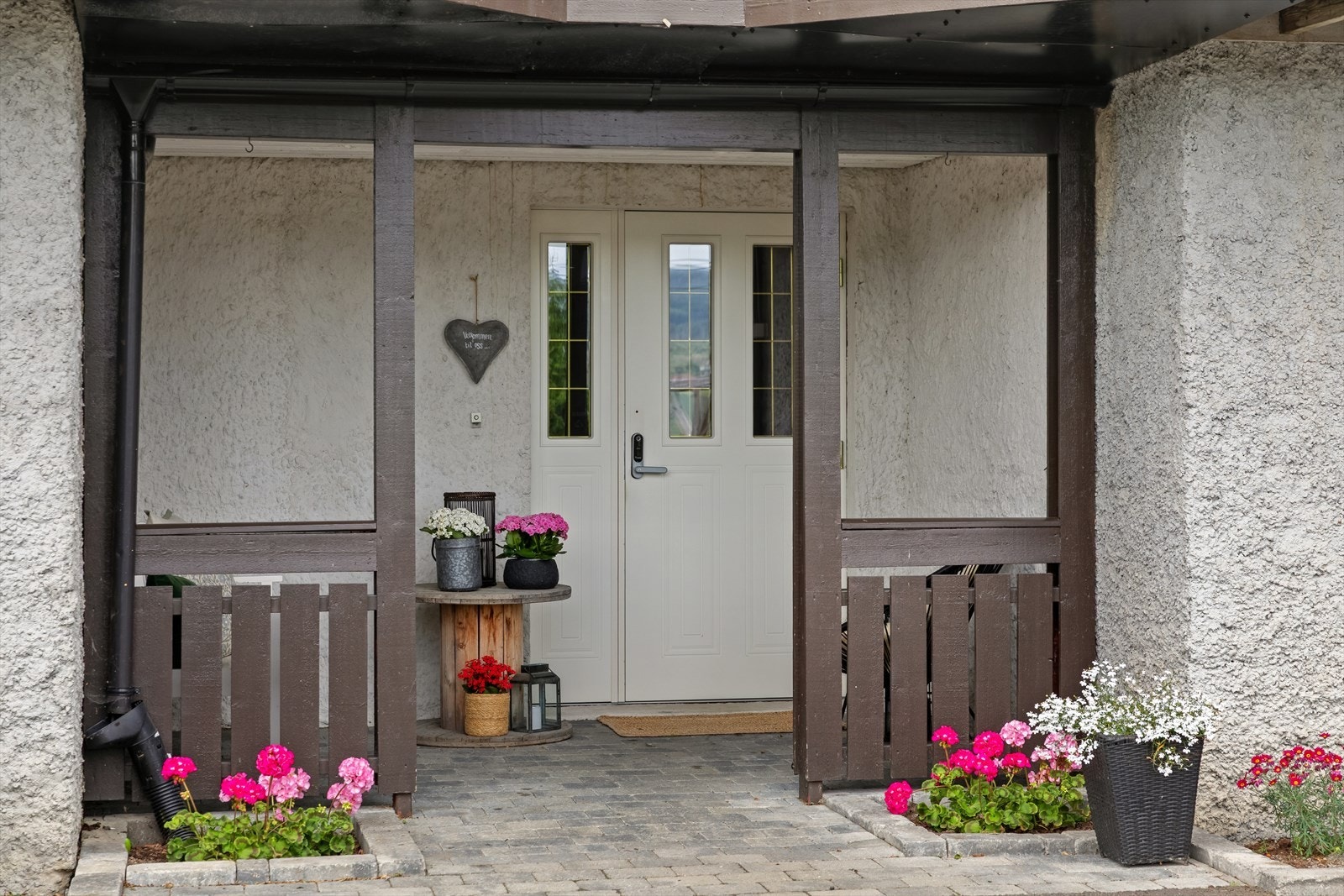 Et overbygd og innbydende inngangsparti ønsker deg velkommen hjem. Galleribilde