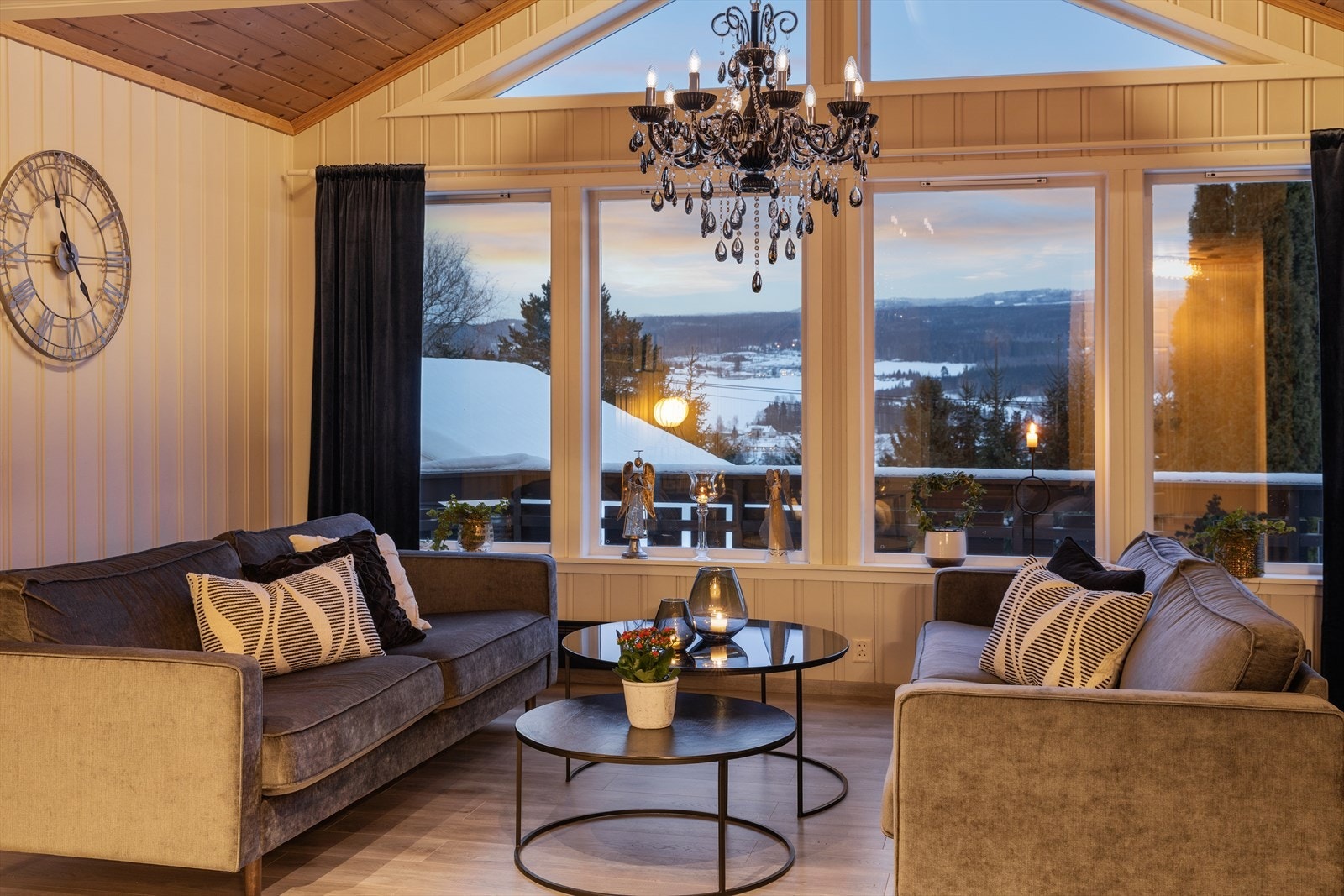 Fra stuen er det en flott utsikt over det omkringliggende kulturlandskapet. Galleribilde