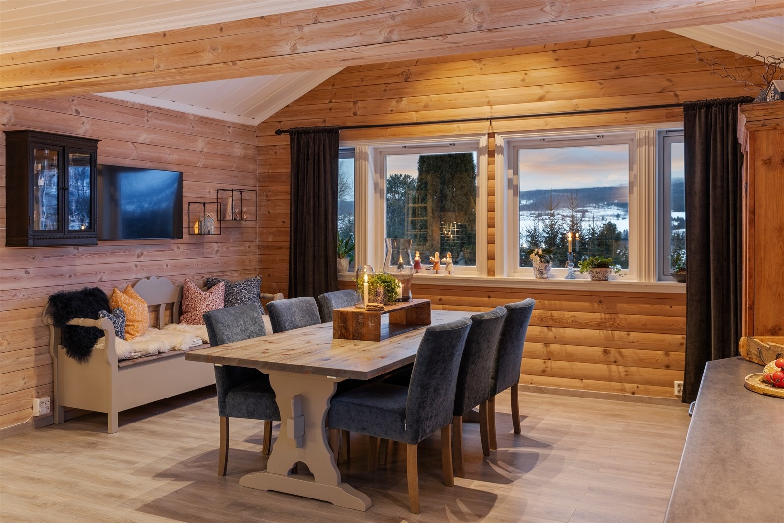 Vegger med trepanel gir spisestuen en varm og innbydende karakter. Galleribilde