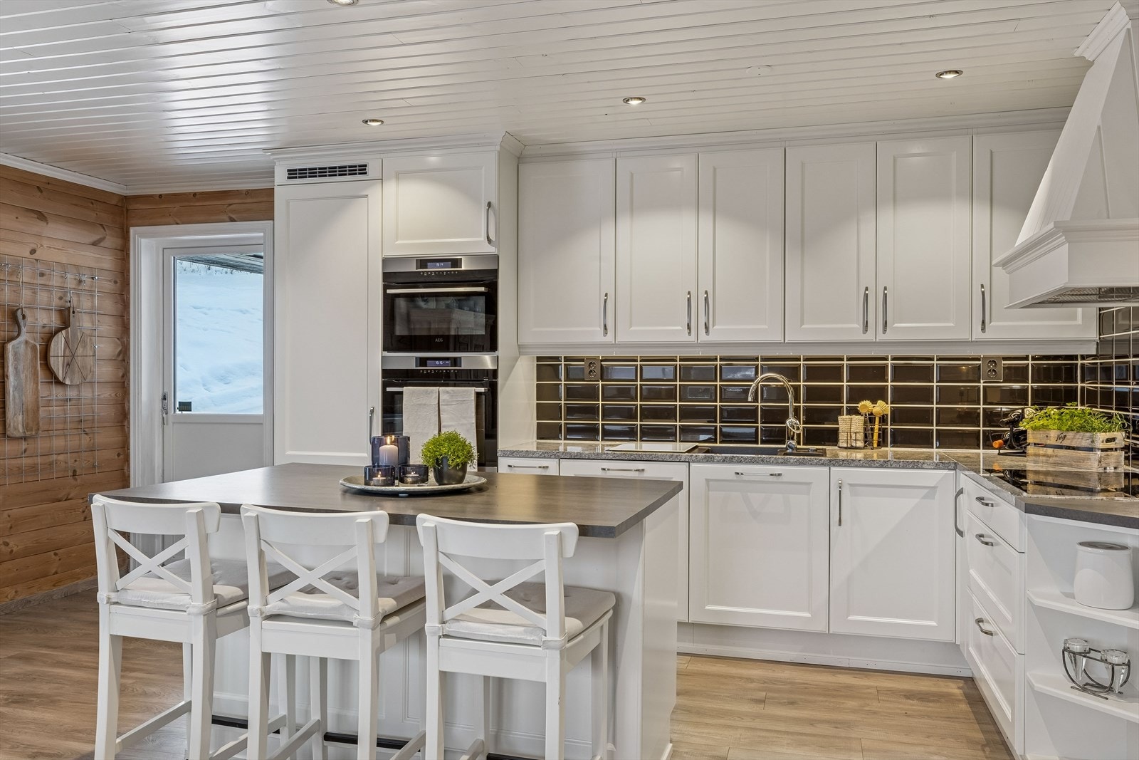 Innredningen har profilerte fronter og er tilrettelagt for integrerte hvitevarer som stekeovn og mikrobølgeovn. Galleribilde