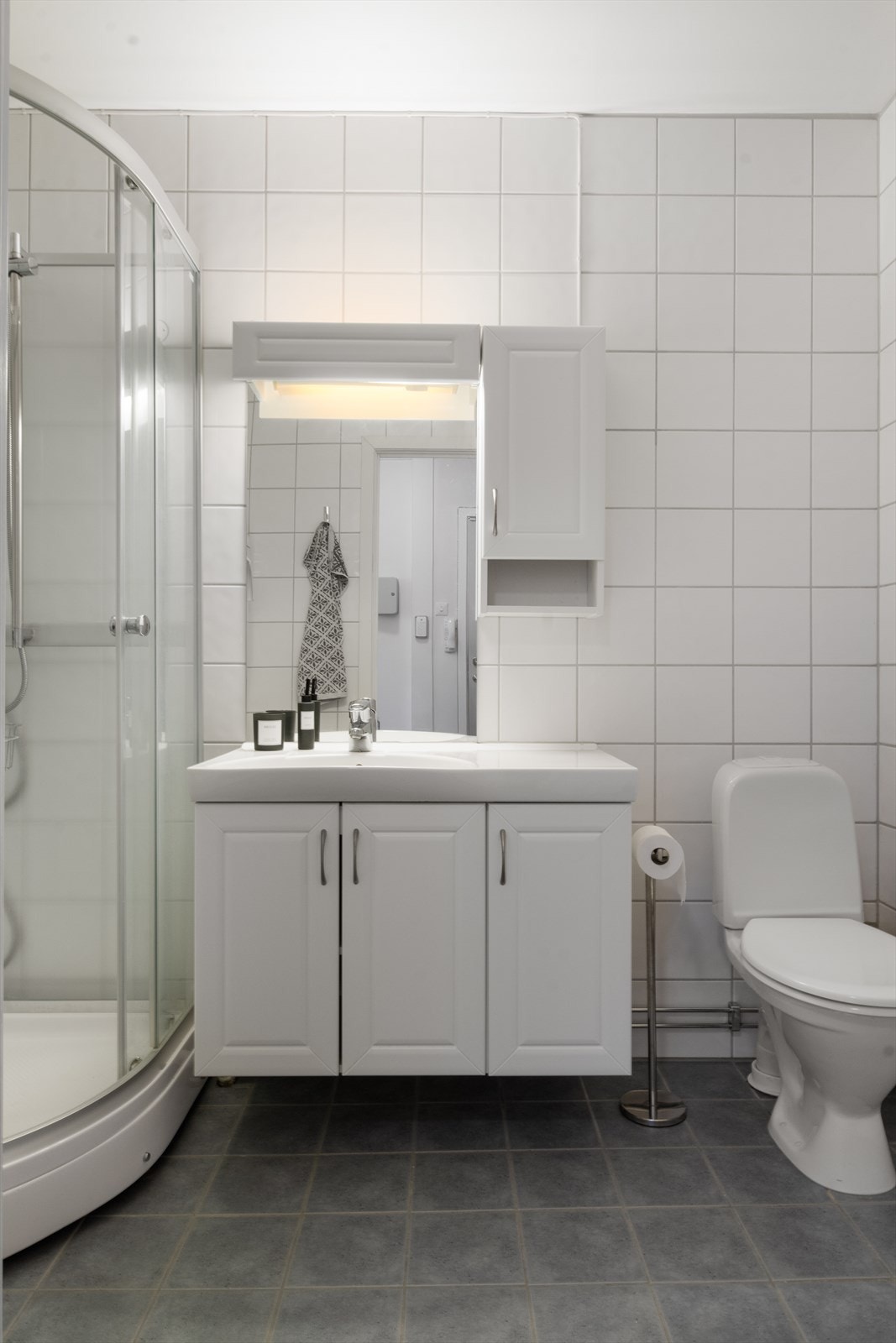 Flislagt bad - godt med skapplass Galleribilde