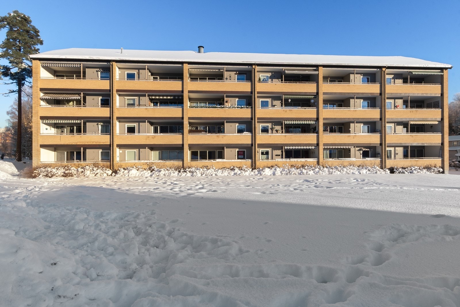 Solsiden med balkonger Galleribilde