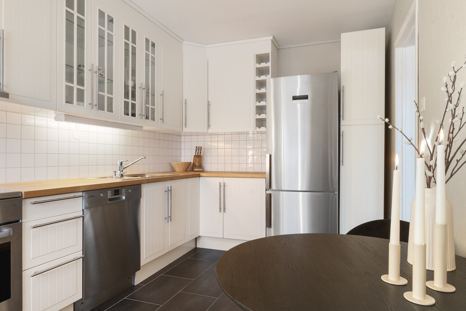 Overskap med vitrinedører Galleribilde