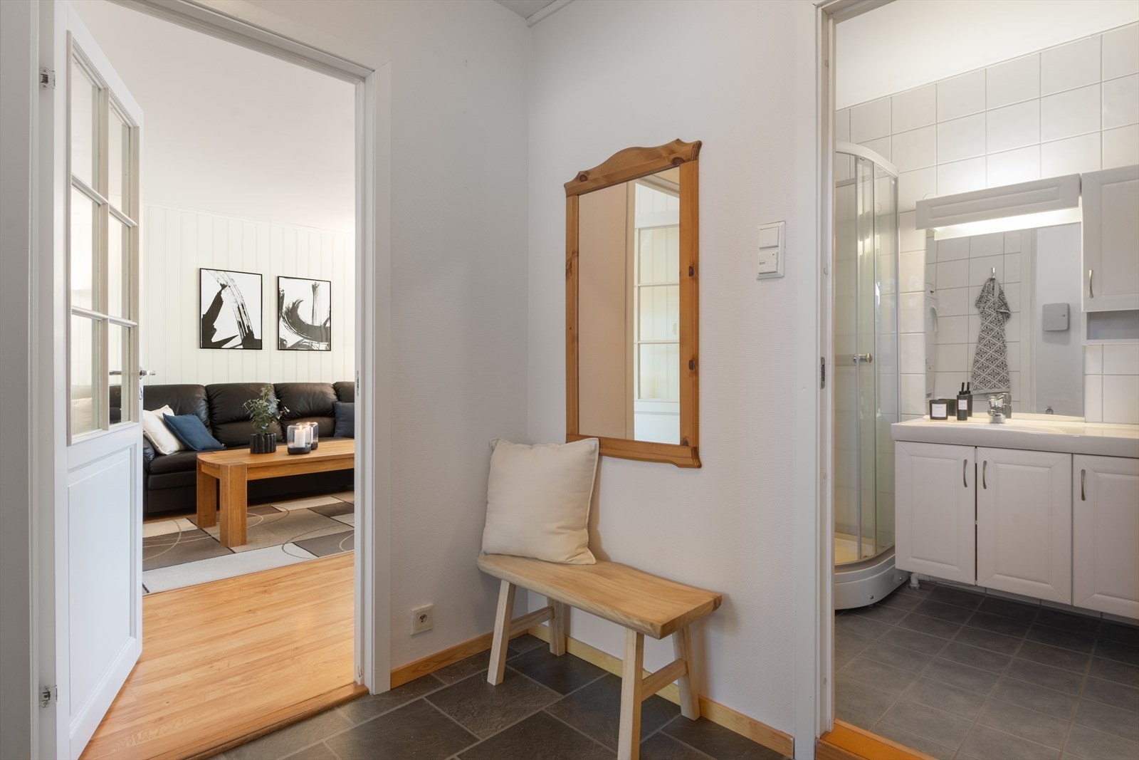 Entre - skilles fra stuen med en pen glassdør Galleribilde