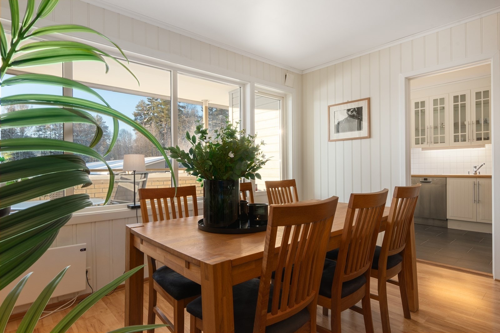 Spisestue og inngang til kjøkken Galleribilde