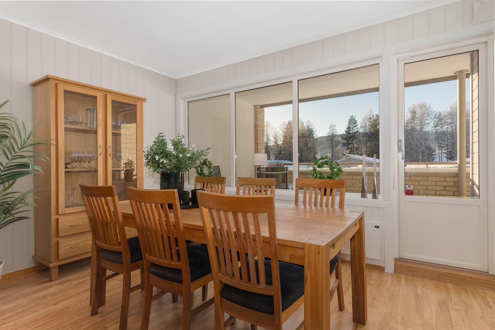 Spisestue med utsyn mot skogen Galleribilde