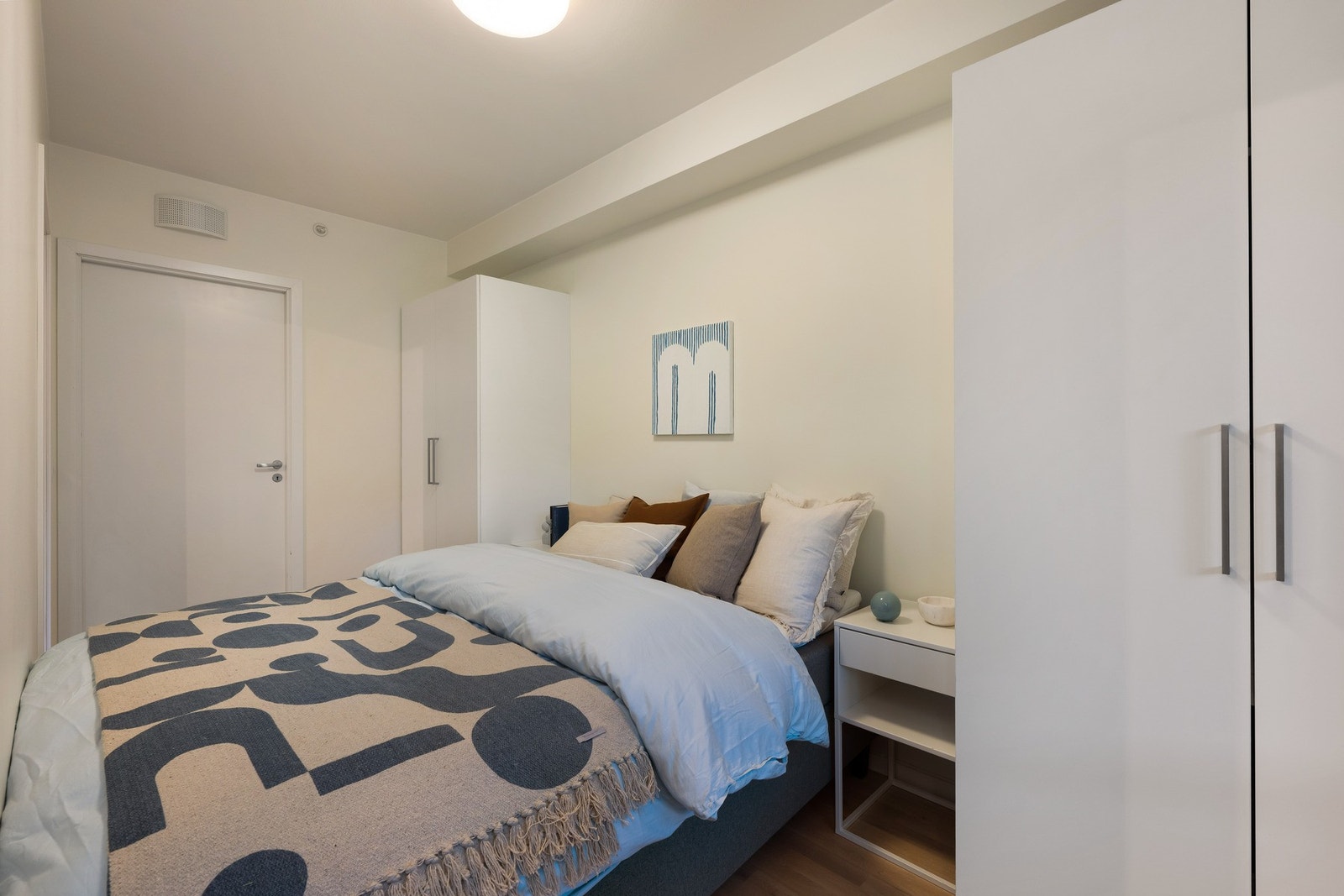 Fra soverommet er det tilkomst til innvendig bod på 3 m², som gir mulighet for ytterlig oppbevaring. Galleribilde