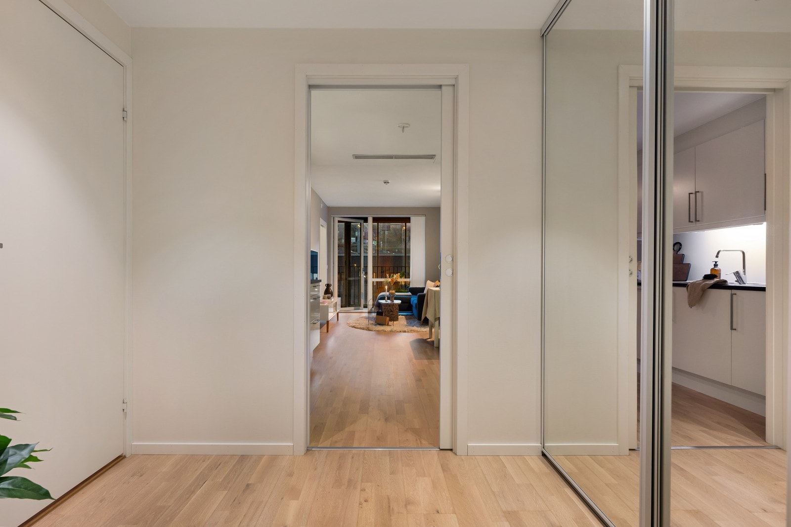 Leilighetens førsteinntrykk er en lys og romslig entré på 4,6 m². Galleribilde