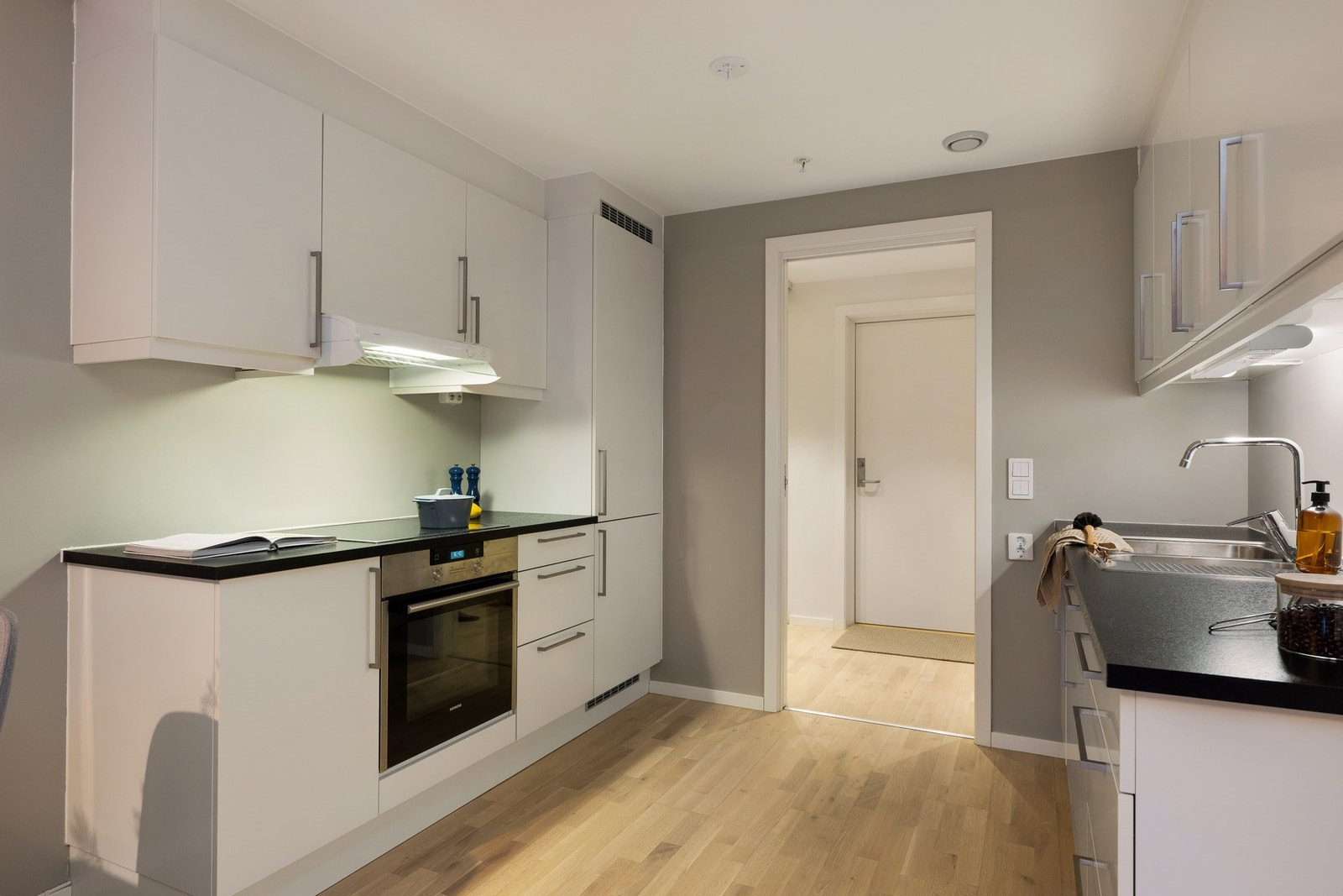 Av integrerte hvitevarer finner en keramisk platetopp, stekeovn, oppvaskmaskin, samt kjøl- og frys. Galleribilde