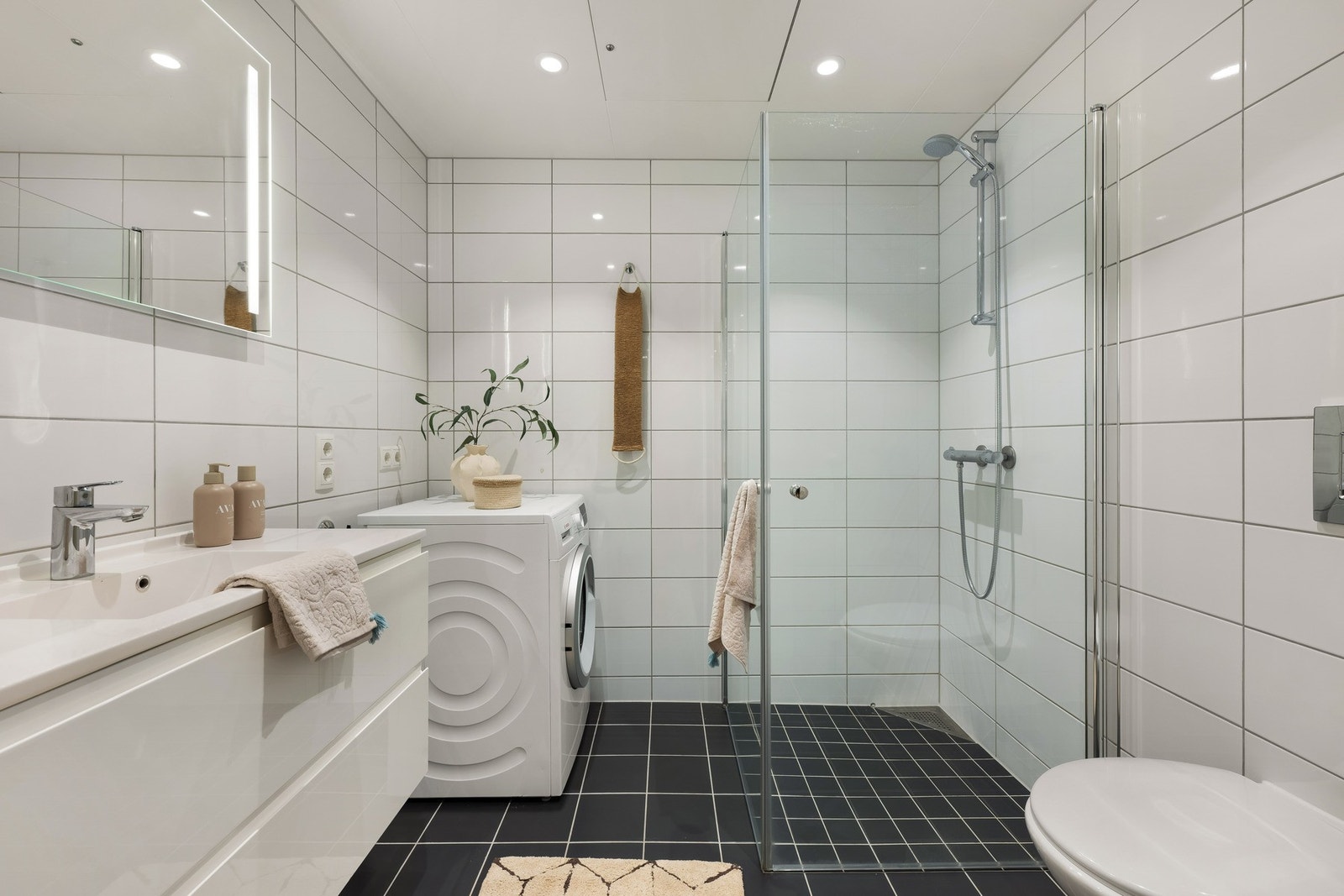 Pent og lyst bad på 4,1 m². Galleribilde