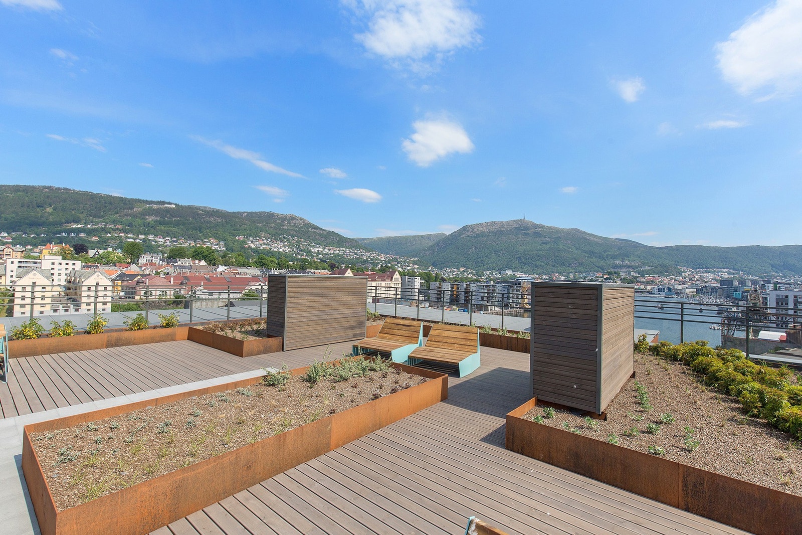 Felles takterrasse med panoramautsikt og sol hele dagen på sommerstid. Galleribilde