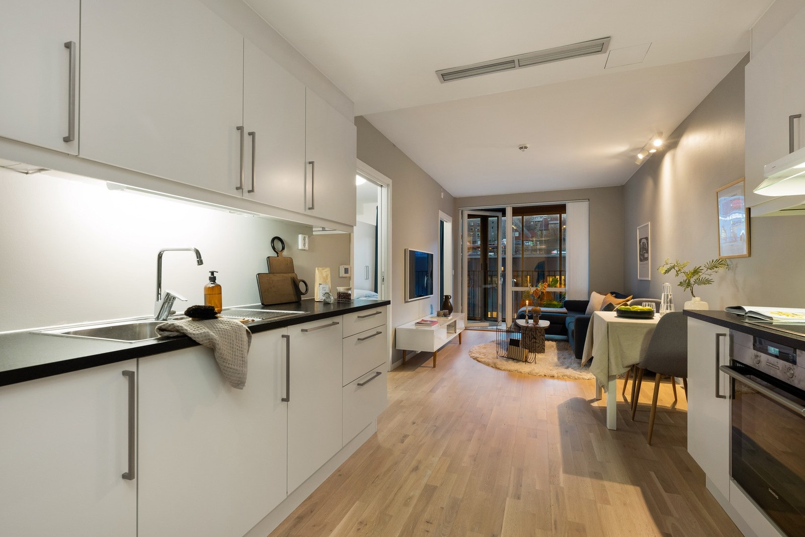 Den åpne løsningen til stue og spisestue, gjør matlagingen til en sosial aktivitet. Galleribilde