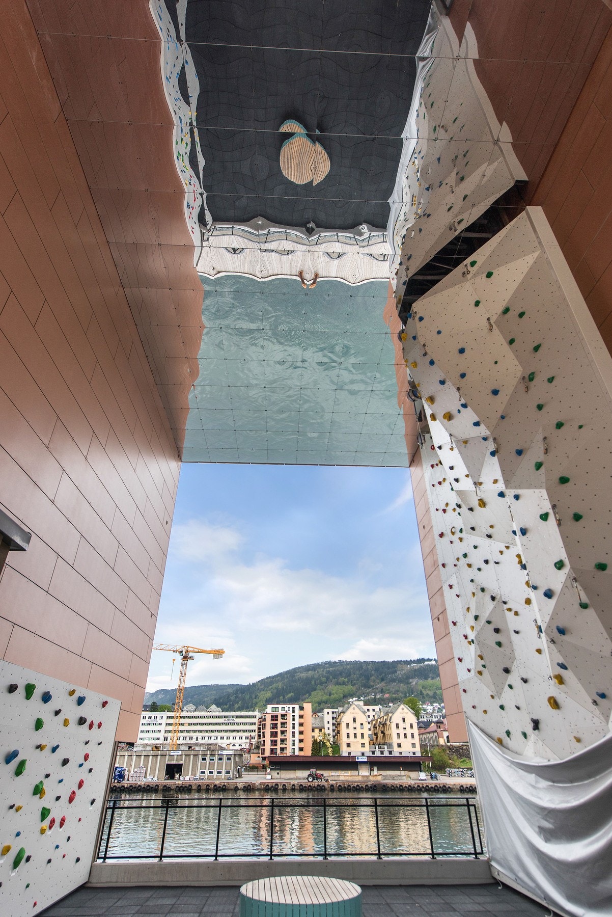 Bygget har egen klatrevegg og kajakkgarasje. Galleribilde