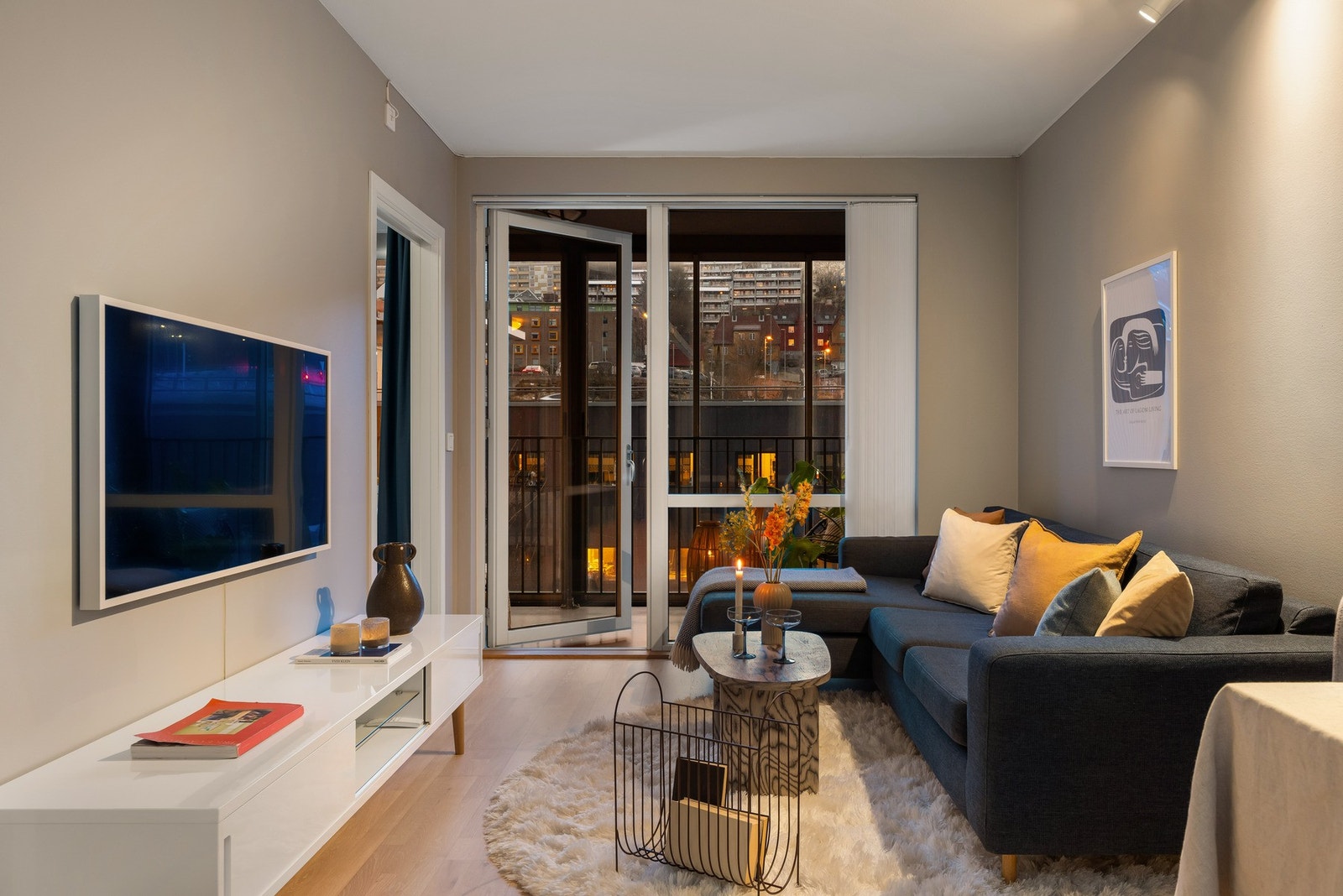 Stuen har god plass til både sofaseksjon og spisebord. Galleribilde