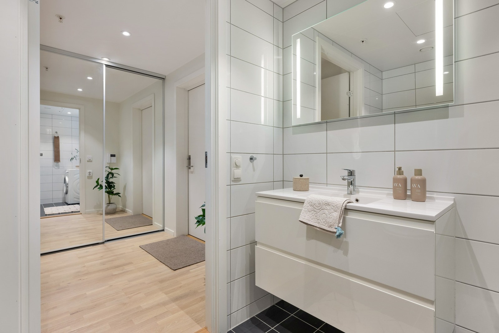 Badet er helfliset, og har vannbåren gulvvarme. Galleribilde