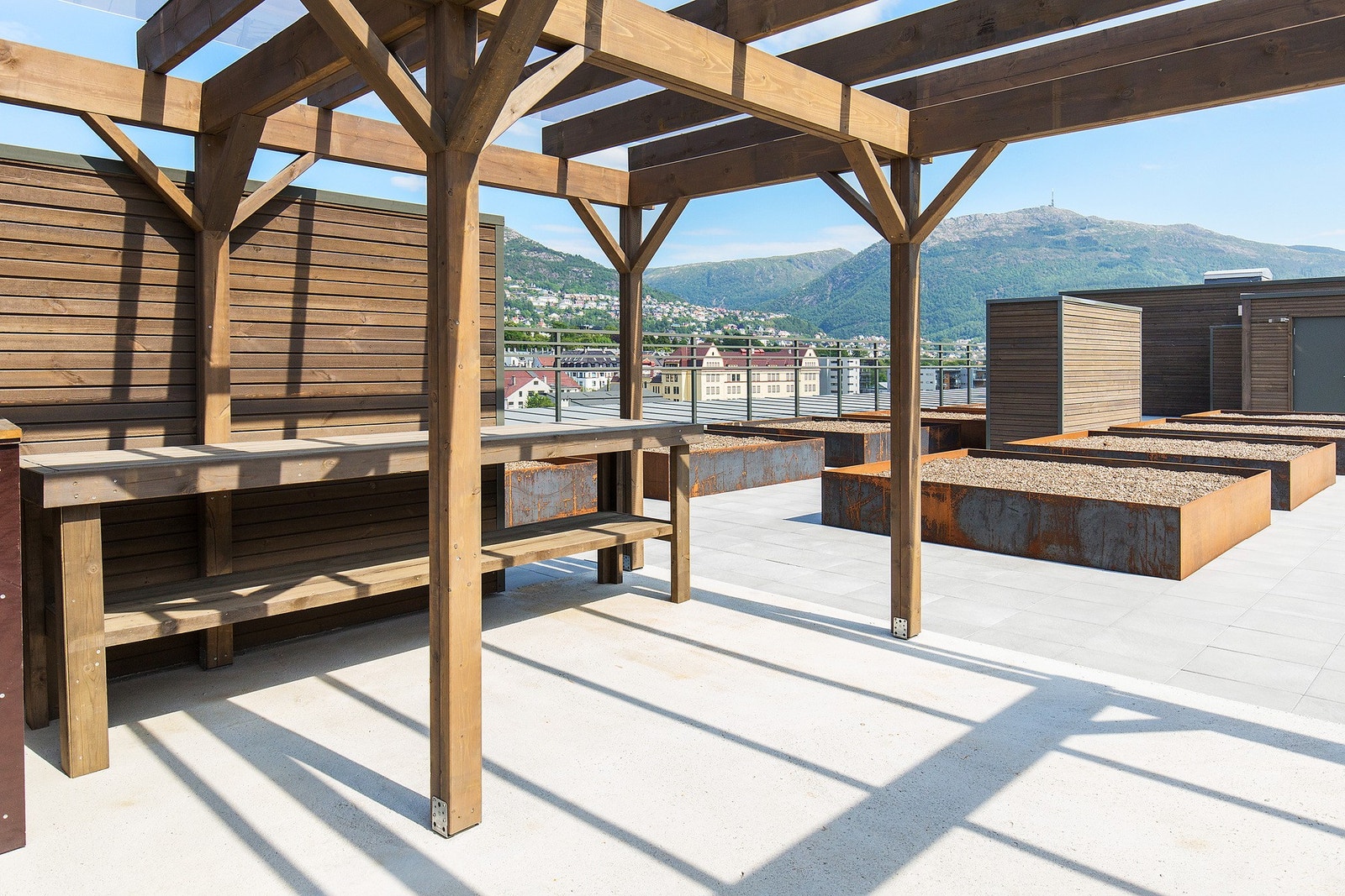 På takterrassen er det felles grønnsakshage, hvor en kan dyrke egne grønnsaker. Galleribilde