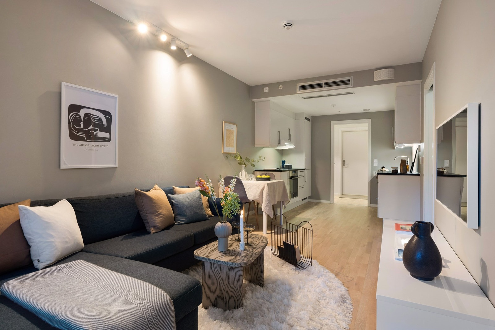 Flott parkettgulv er gjennomgående i hele leiligheten, med unntak av badet. Galleribilde