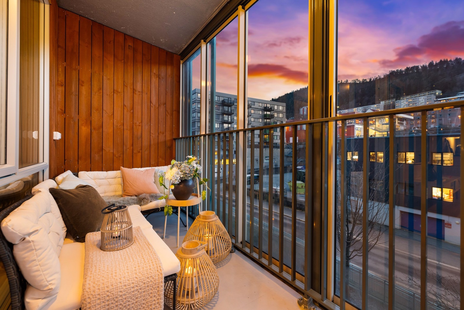 Fra stuen er det utgang til en herlig innglasset balkong, som fungerer som en naturlig forlengelse av oppholdsrommet. Galleribilde