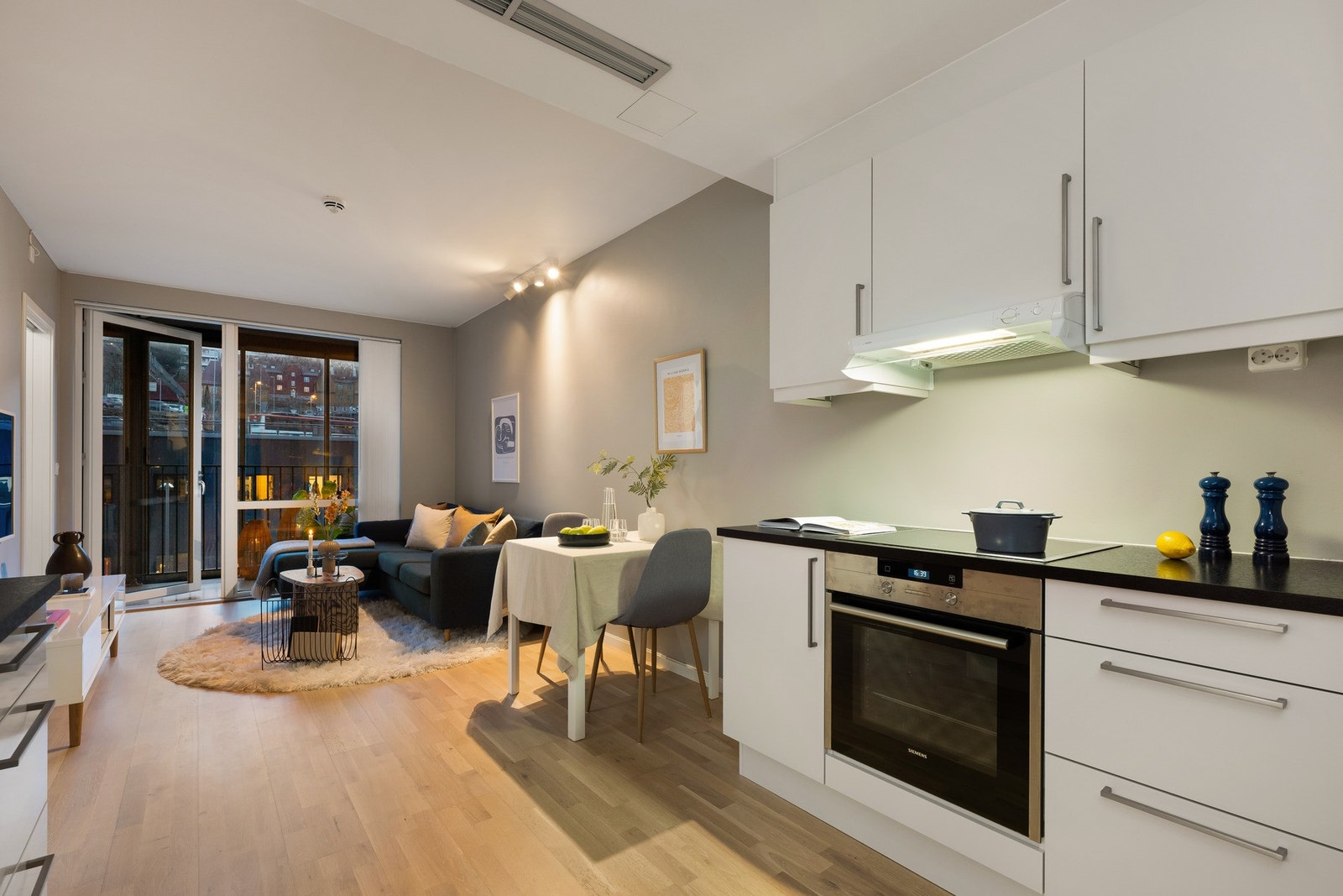 Leilighetens hjerte er en åpen og innbydende stue/kjøkkenløsning på 19,7 m². Galleribilde