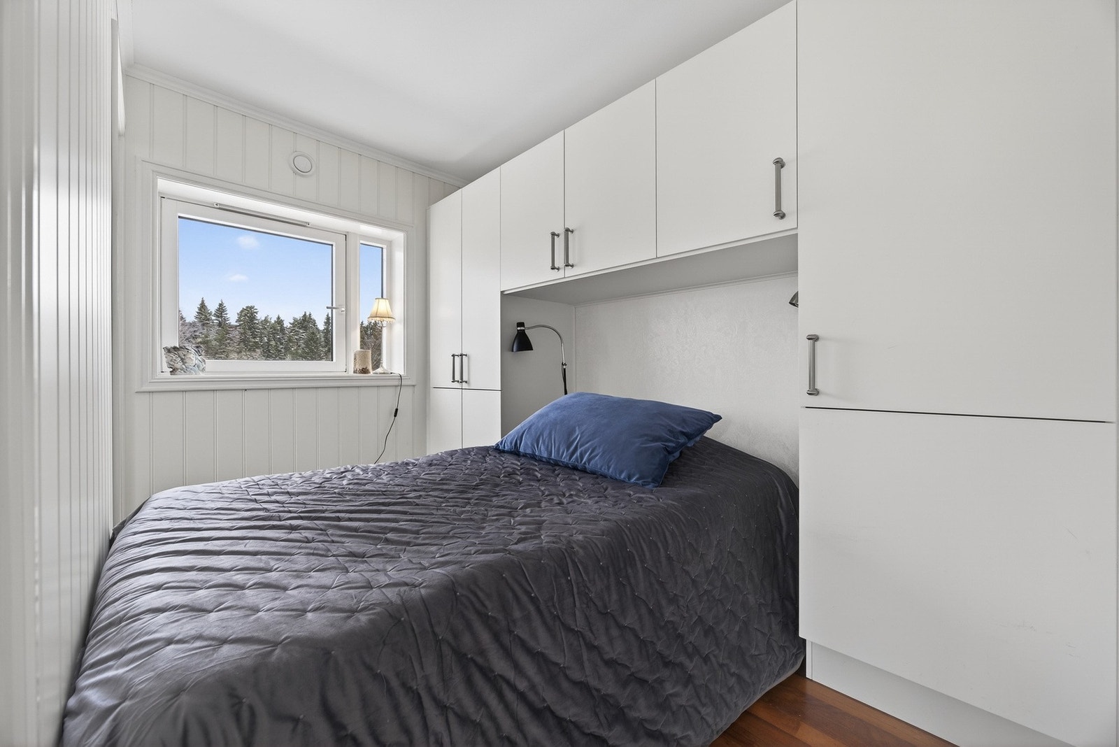 Soverommet er av god størrelse med plass til dobbeltseng og garderobeløsninger. Galleribilde