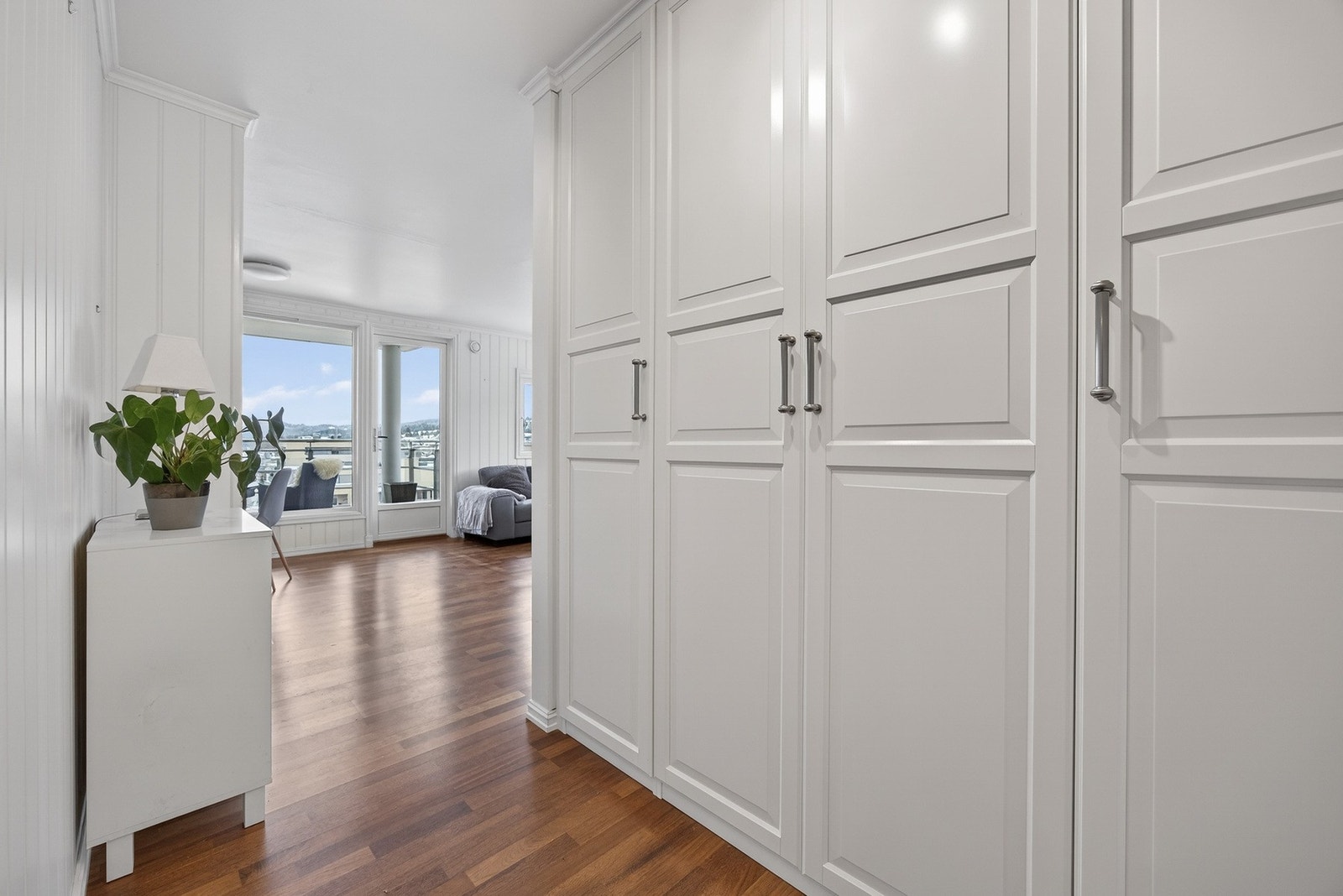 Lys og innbydende entré med plass til garderobeløsning. Galleribilde