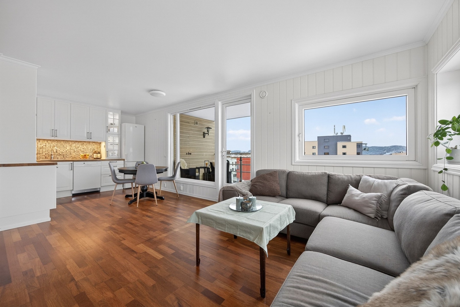 Åpen og funksjonell stue- og kjøkkenløsning som gir en god romfølelse. Galleribilde