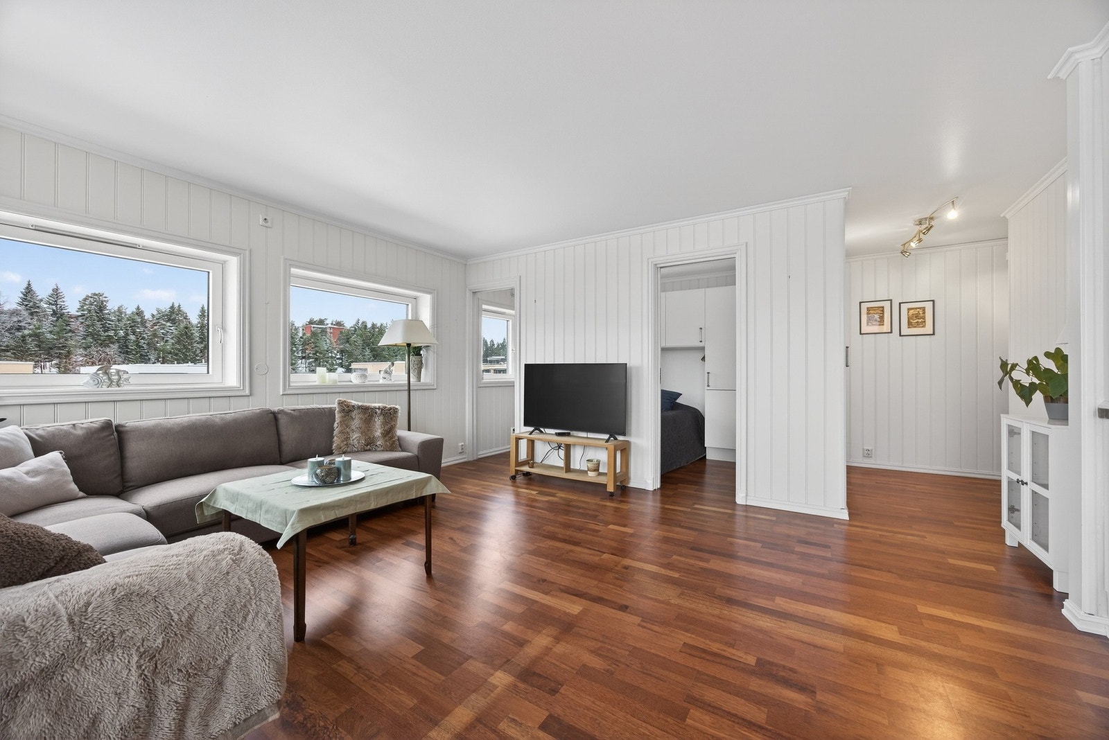 Velkommen til Søster Mathildes gate 21 - Lys og tiltalende 2-roms i 7 etg med fantastiske solforhold og flott utsikt - Romslig balkong på 8 kvm - IN-ordning! Galleribilde