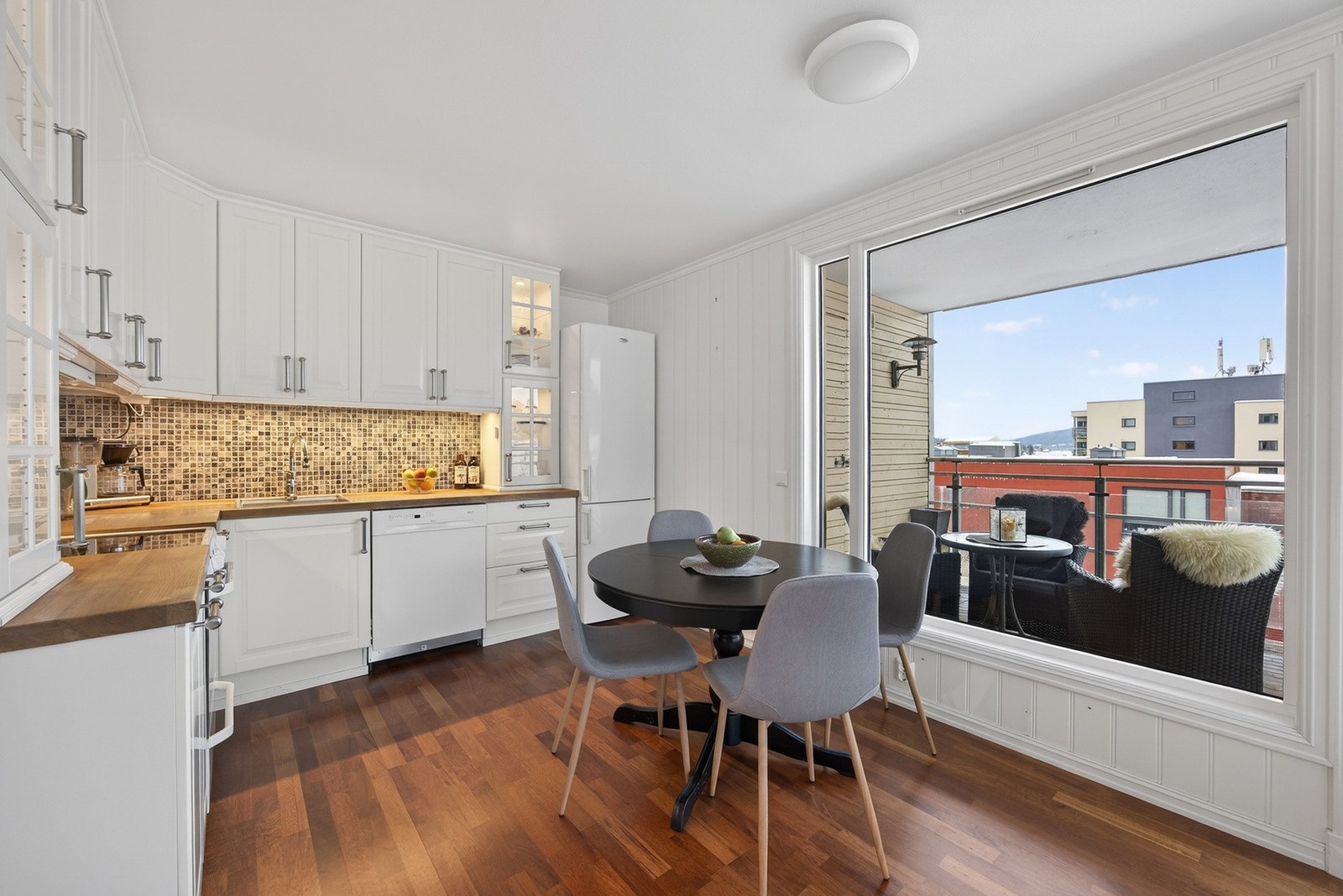 Ellers er det praktisk utforming med gode oppbevaringsmuligheter og arbeidsflater. Hvitevarer følger. Galleribilde