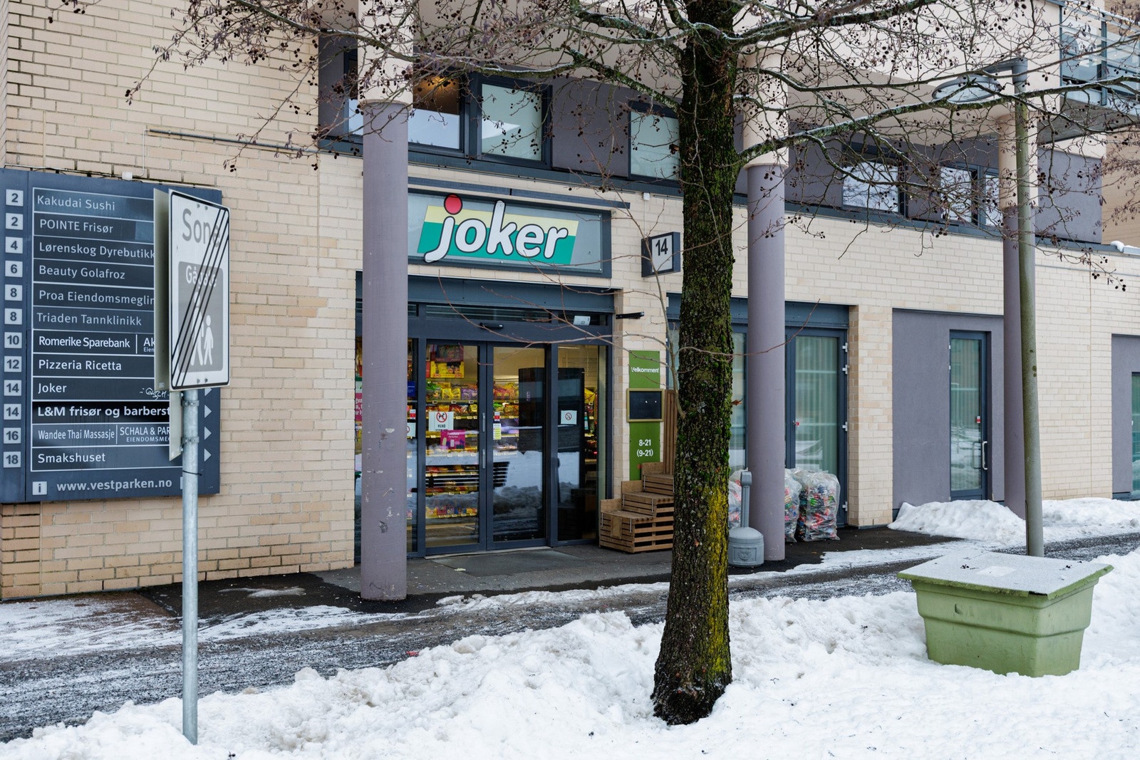 Joker ligger rett utenfor leiligheten. Galleribilde