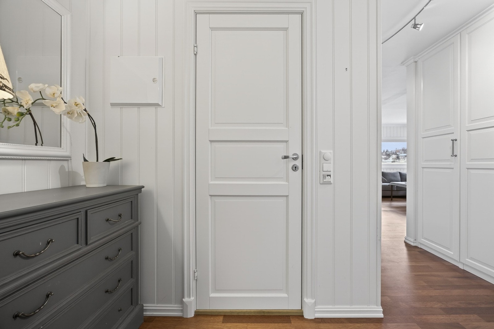 Entréen gir et godt førsteinntrykk og har enkel adkomst til øvrige rom i boligen. Galleribilde