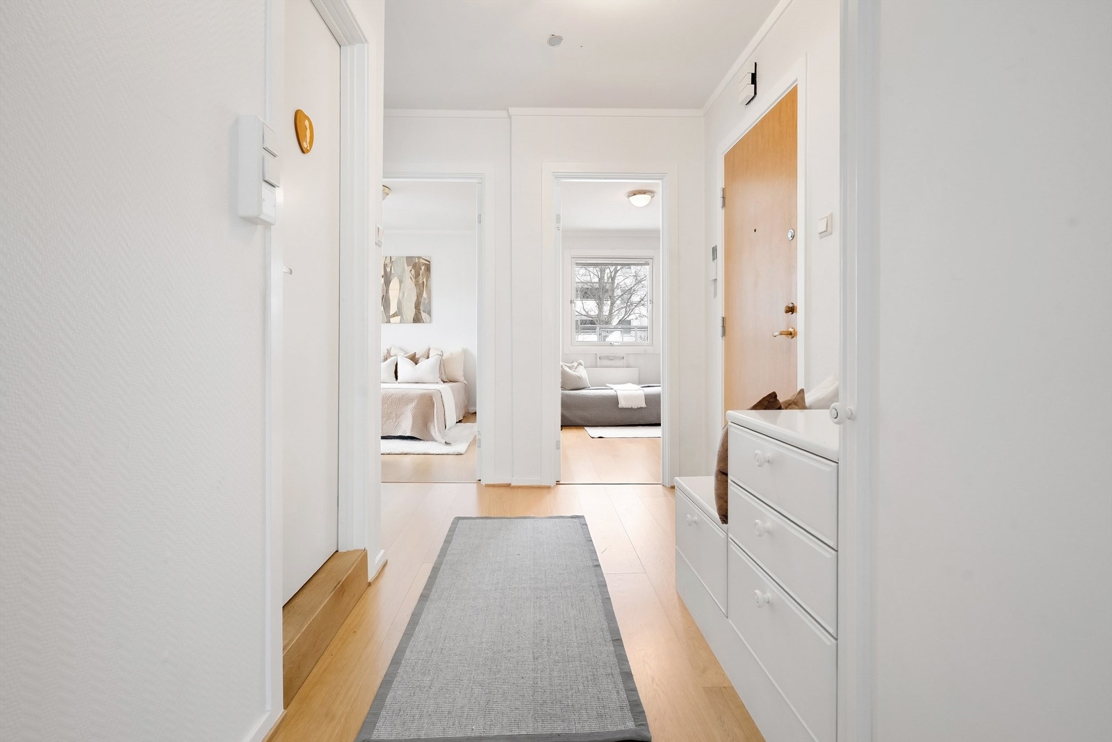 Fra entréen har man tilgang til leilighetens to soverom, bad og stuen. Galleribilde