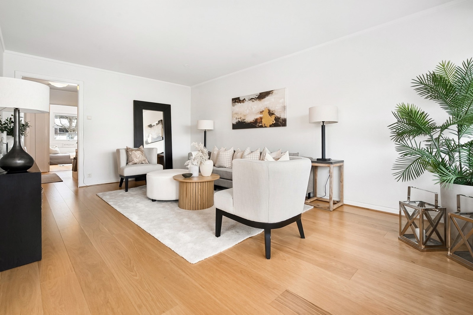 Leiligheten har en gjennomgående planløsning og noe moderniseringsbehov. Her er det stort potensiale til å lage sitt drømmehjem. Galleribilde