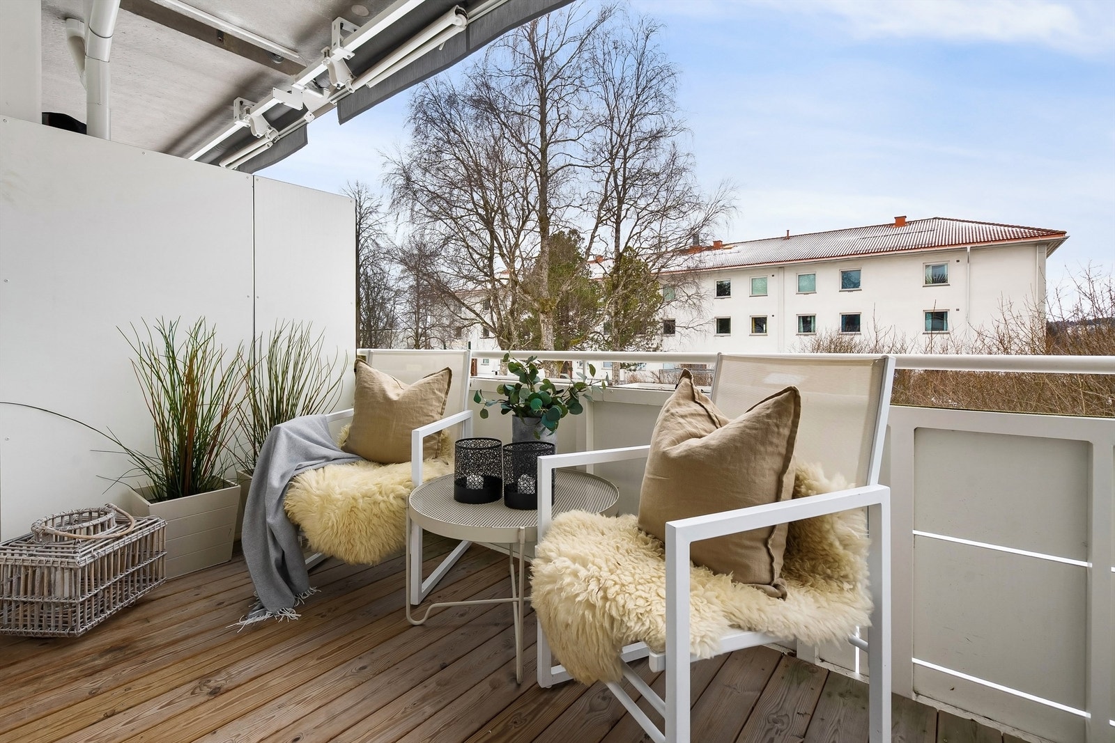 Fra stuen har man adkomst til hyggelig balkong med utgang til felles hage. Galleribilde