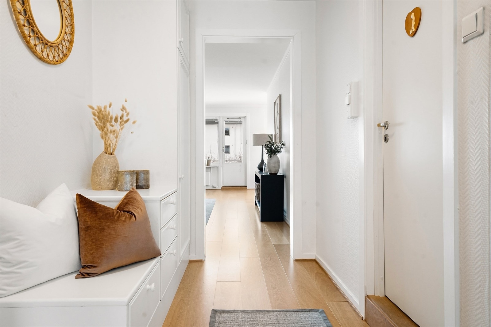 I leilighetens entré er det også et praktisk plassbygget skap med benk/skuffer for oppbevaring. Galleribilde