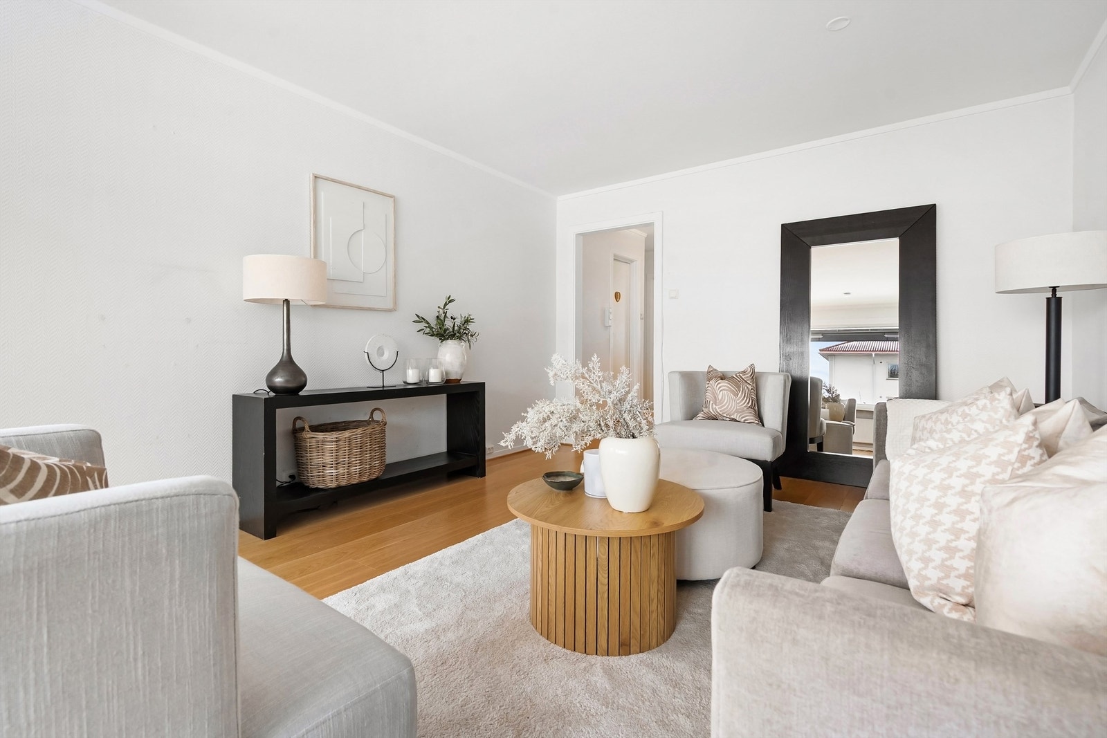 I stuen er det også god plass til tv-benk i tilknytning til sofagruppe. Galleribilde