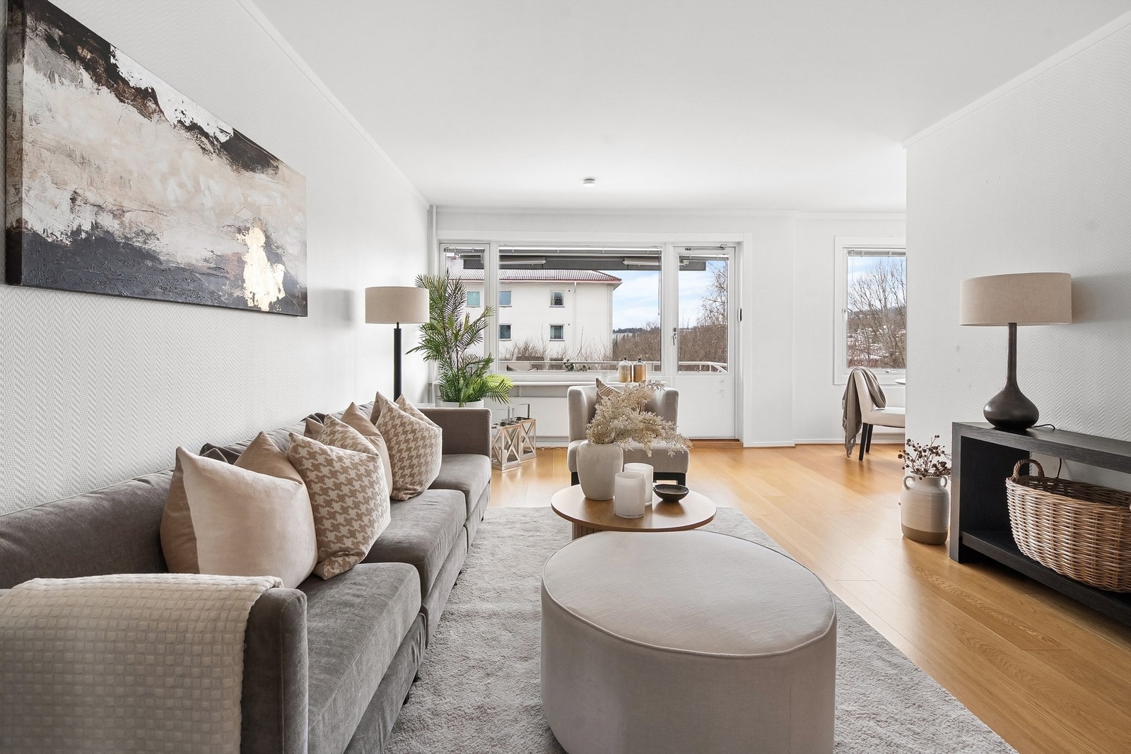 Den gjennomgående planløsningen og de store vindusflatene gir et lystig særpreg til leiligheten. Galleribilde