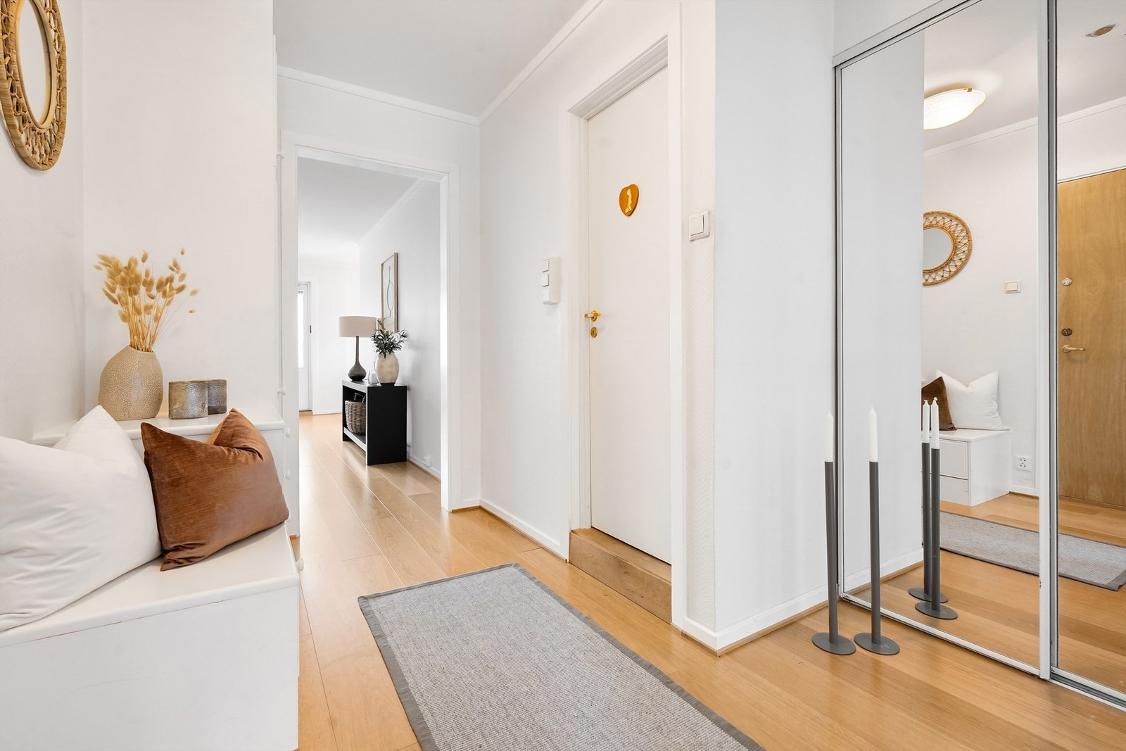 Entré med god plass til oppgang av ytterklær og skotøy. Galleribilde