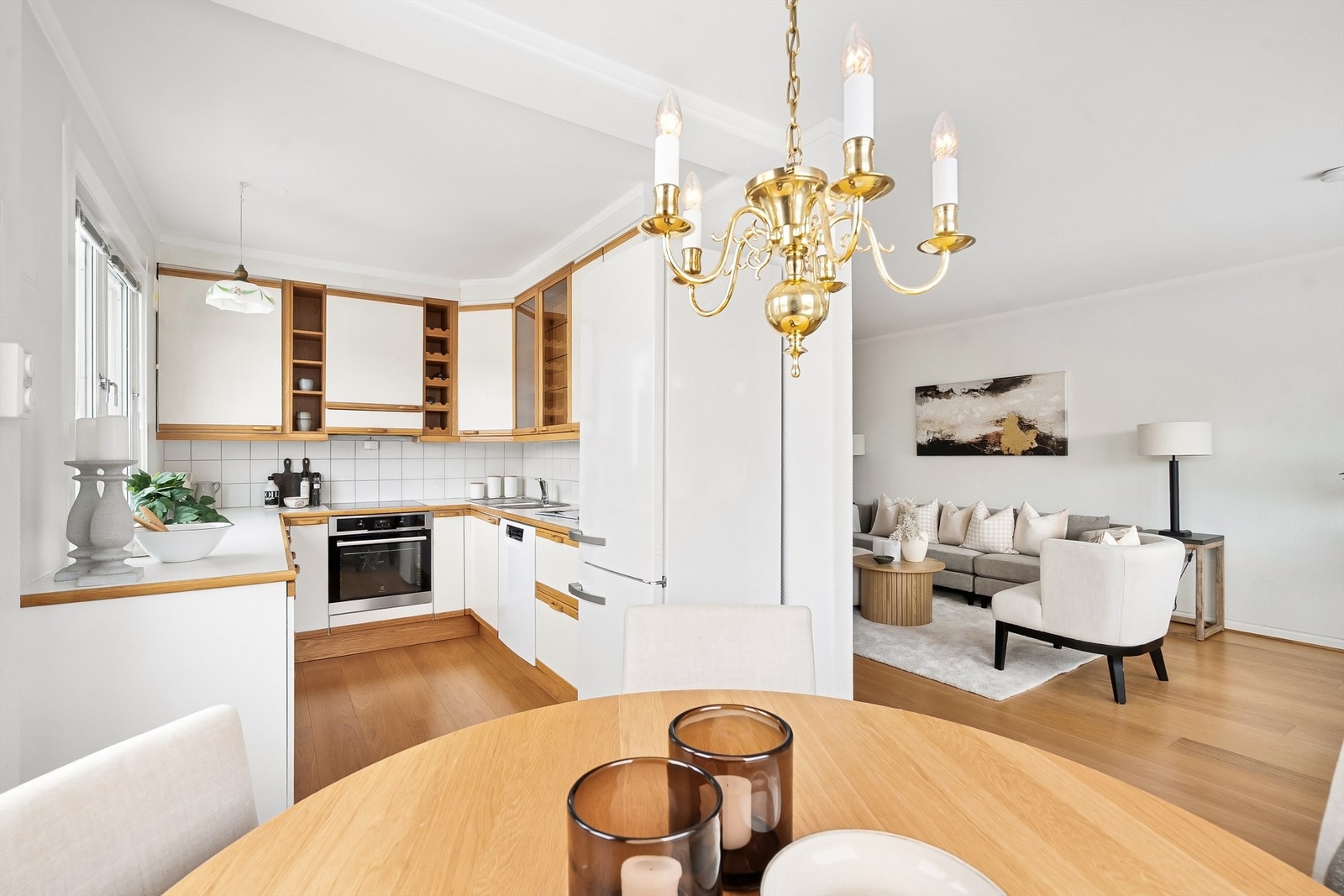 Delvis åpen kjøkkenløsning mot stue gir et sosialt særpreg. Galleribilde