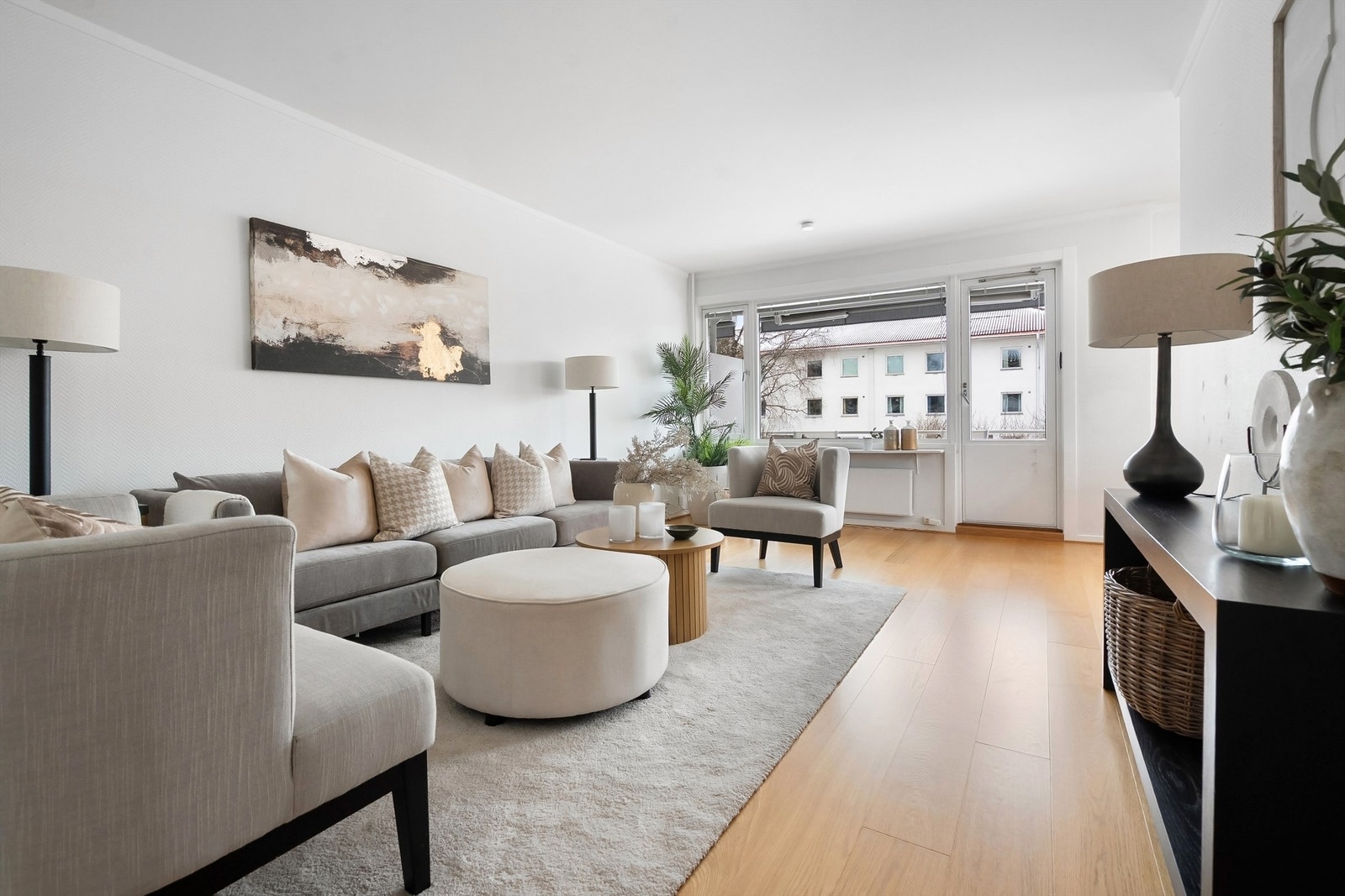 Lys stue med plass til sofagruppe med tilhørende salongbord. Galleribilde