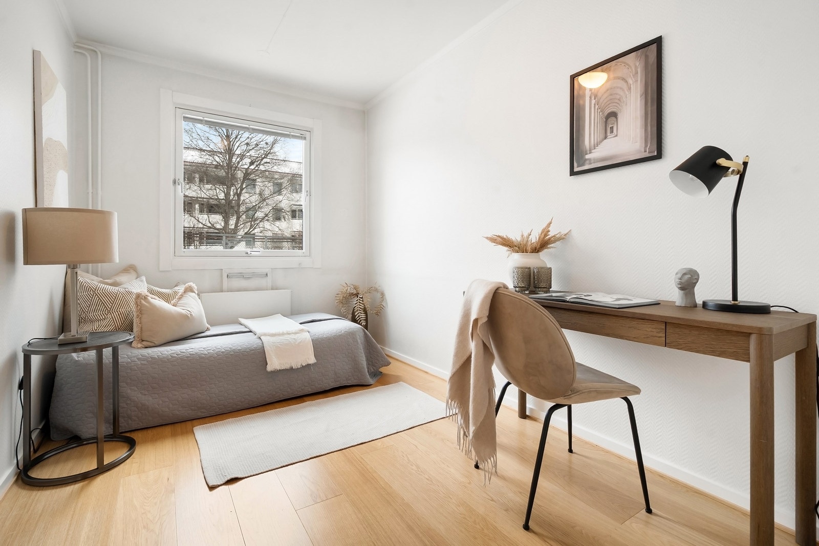 Soverom to med plass til seng med tilhørende nattbord. Galleribilde