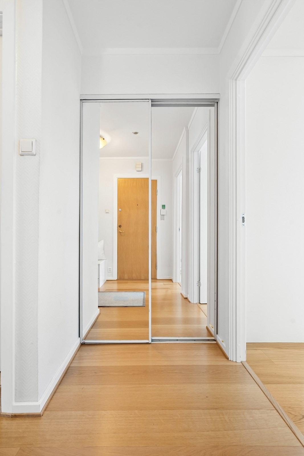 Skyvedører med speil gir et lyst og fint førsteinntrykk til leiliogheten. Galleribilde