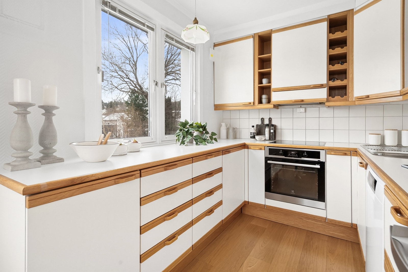 Leiligheten har et lyst og romslig kjøkken med slette fronter og benkeplate i laminat. Videre er det utstyrt med oppvaskkum av stål med 1-greps armatur, hvitevarer som stekeovn, platetopp (komfyrvakt på vegg), oppvaskmaskin og kjøleskap med frysedel. Galleribilde