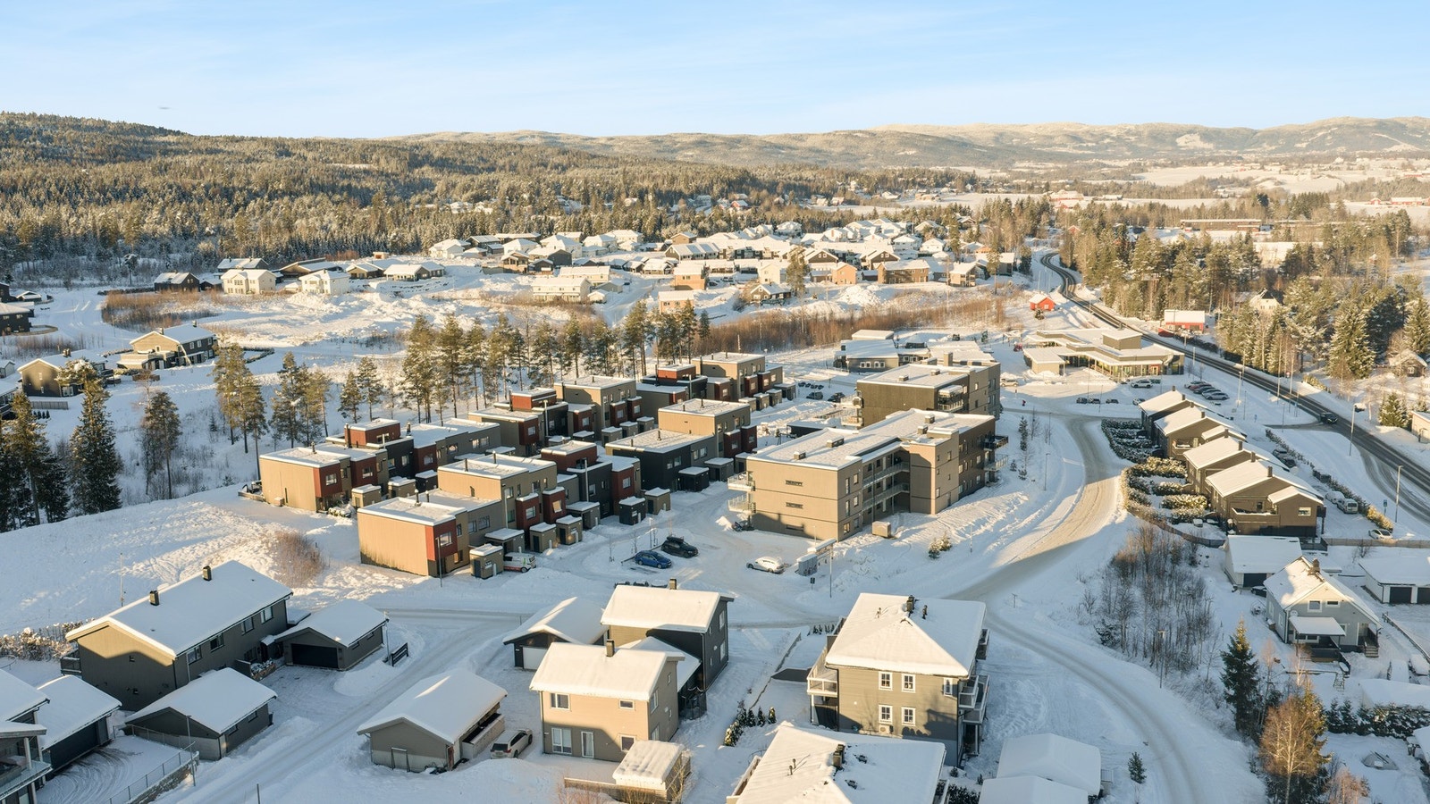 Det er kort vei til dagligvarer og bussholdeplass, samtidig som at det er gangavstand til barnehage og skole. Galleribilde