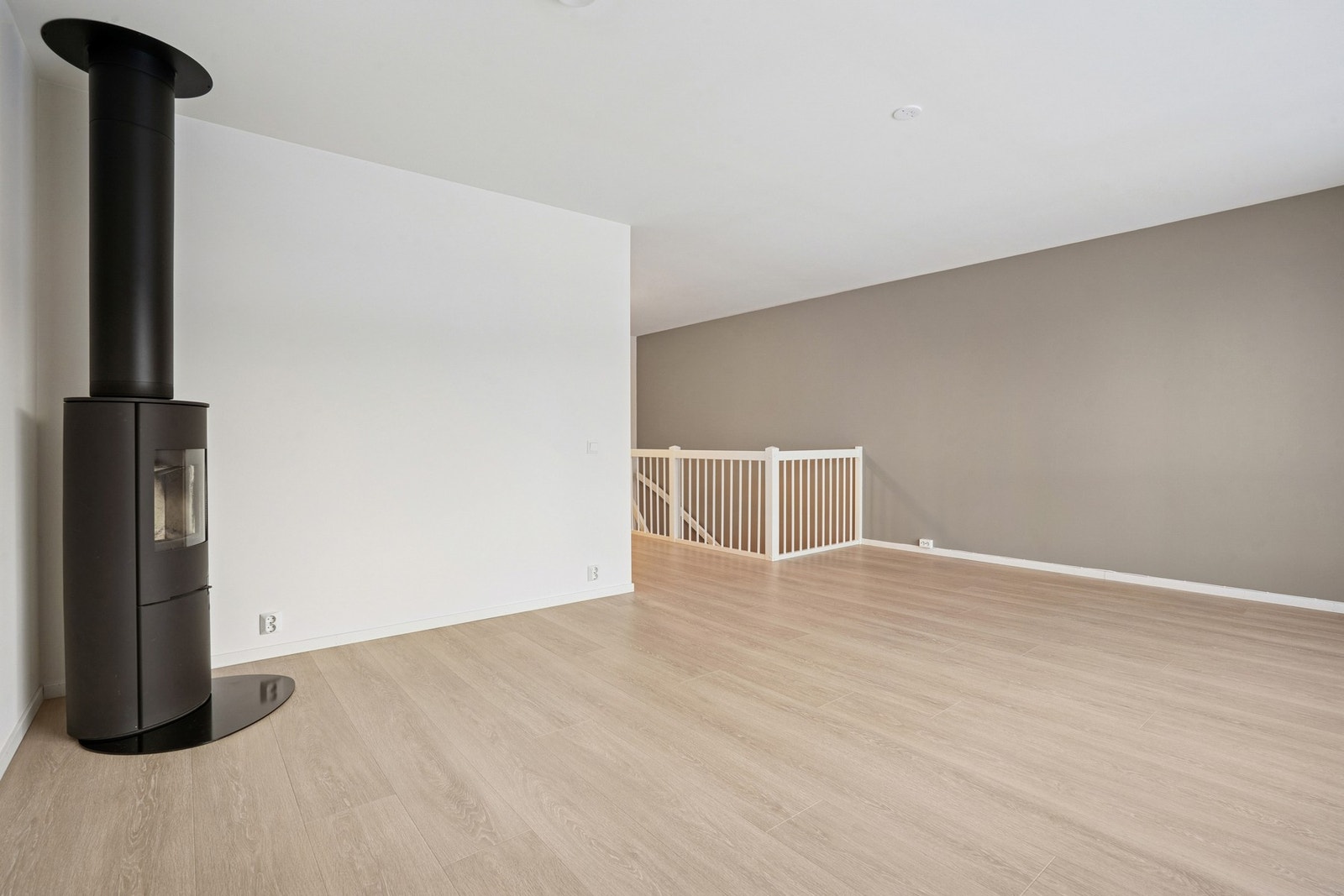 Stuen i 2. etasje har en peisovn som varmer godt. Galleribilde