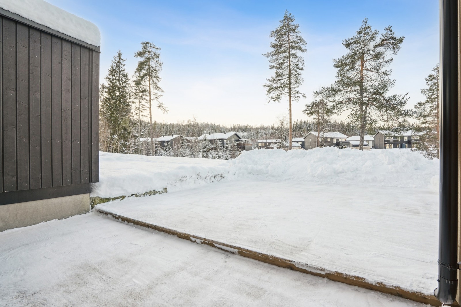 Her kan du nyte solrike dager og pent vær. Terrassen kan innredes med utemøbler og grill. Galleribilde