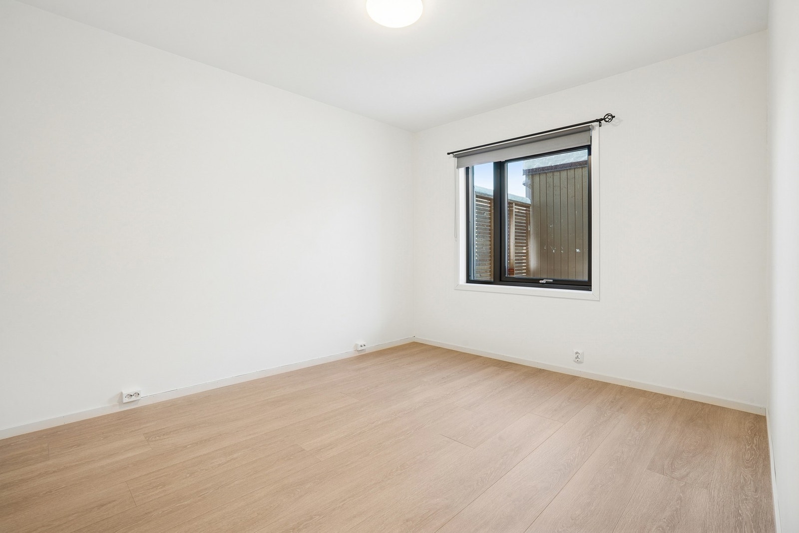 Soverom i boligens 1. etasje. Fungerer bra som soverom, barnerom eller kontor. Galleribilde