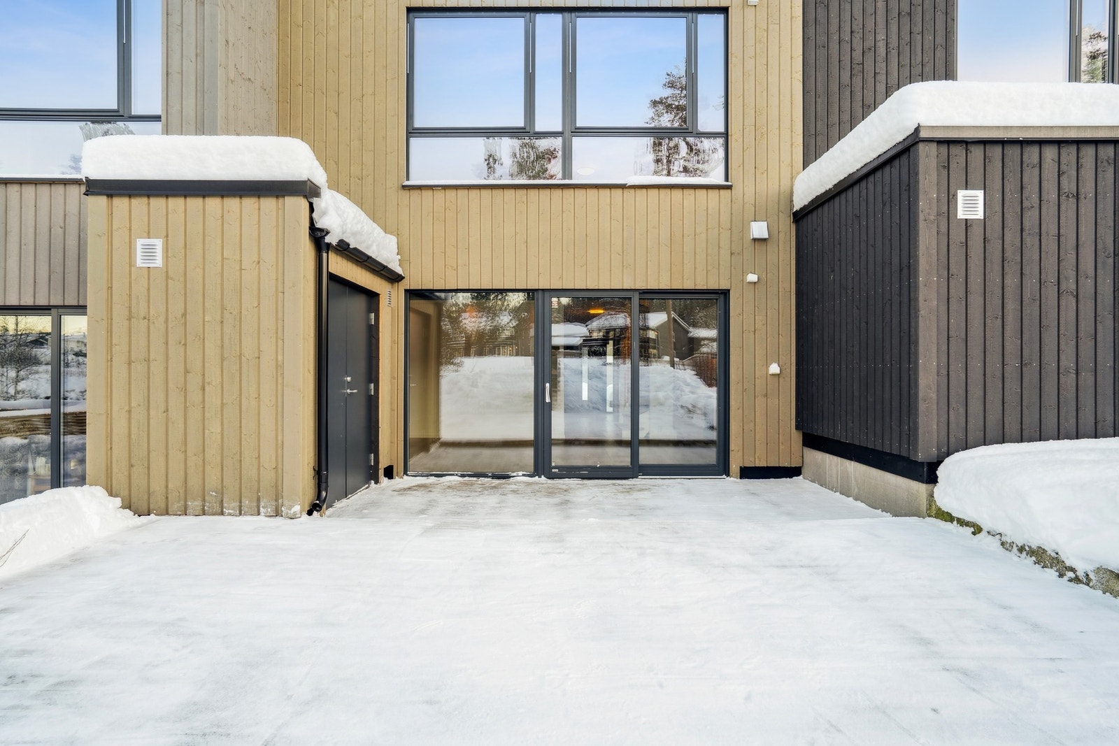 Stor uteplass som kan nytes om varmere årstider. Galleribilde