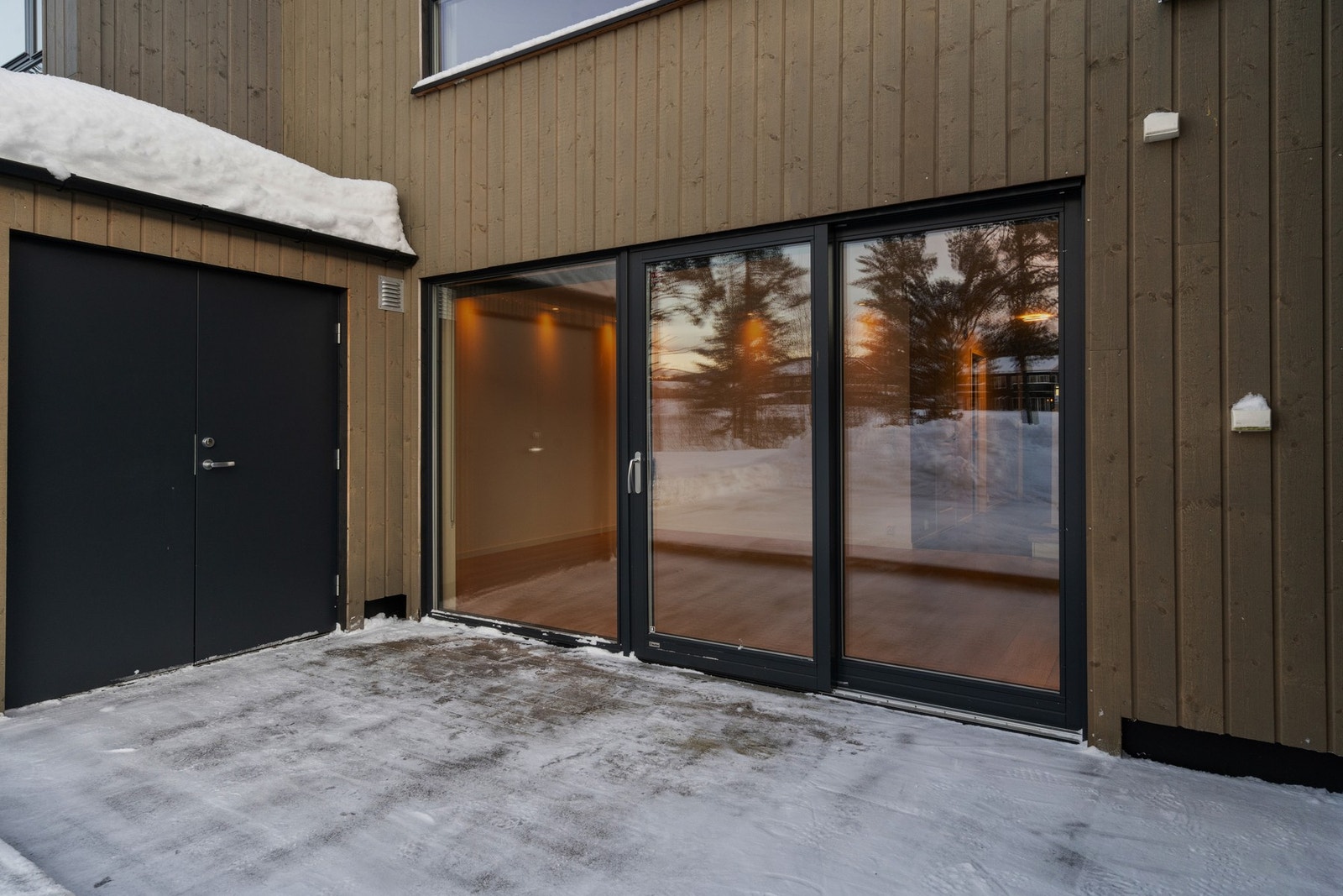 Fra stuen har du adkomst til en flott terrasse med gode solforhold, og du har hyggelig utsyn mot friområde. Galleribilde