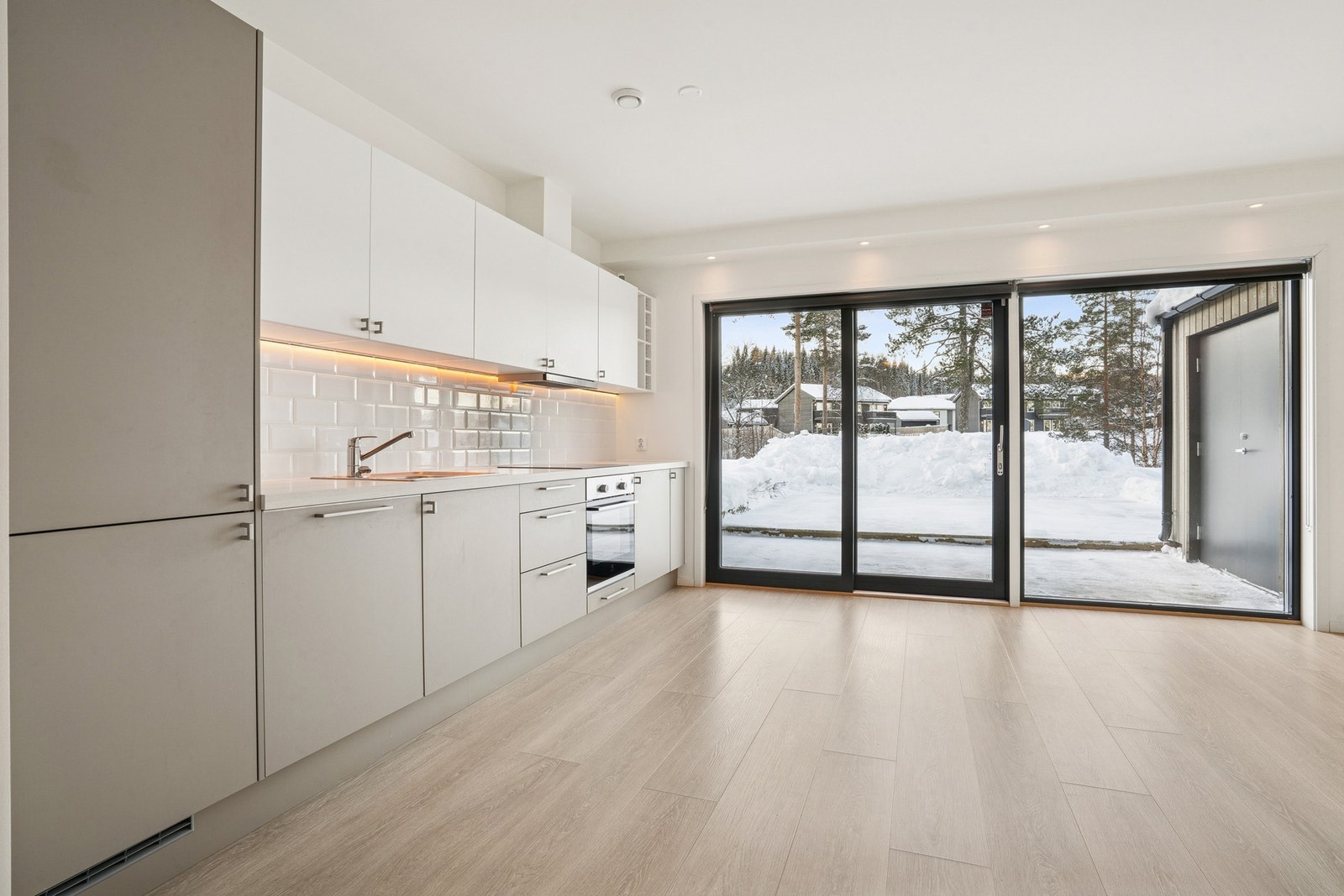 Sigdal kjøkken i lekkert og moderne utseende og med mye skapplass. Galleribilde