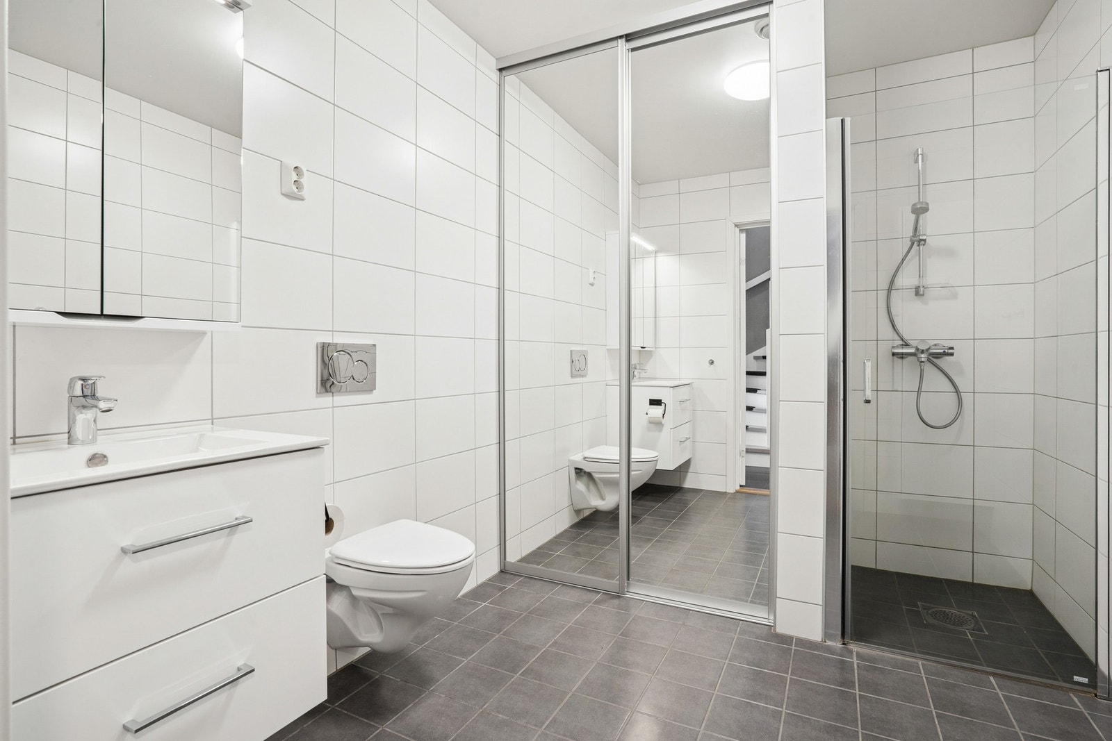 Pent bad beliggende i boligens 1. etasje med flislagt gulv med varme og flislagte vegger. Galleribilde